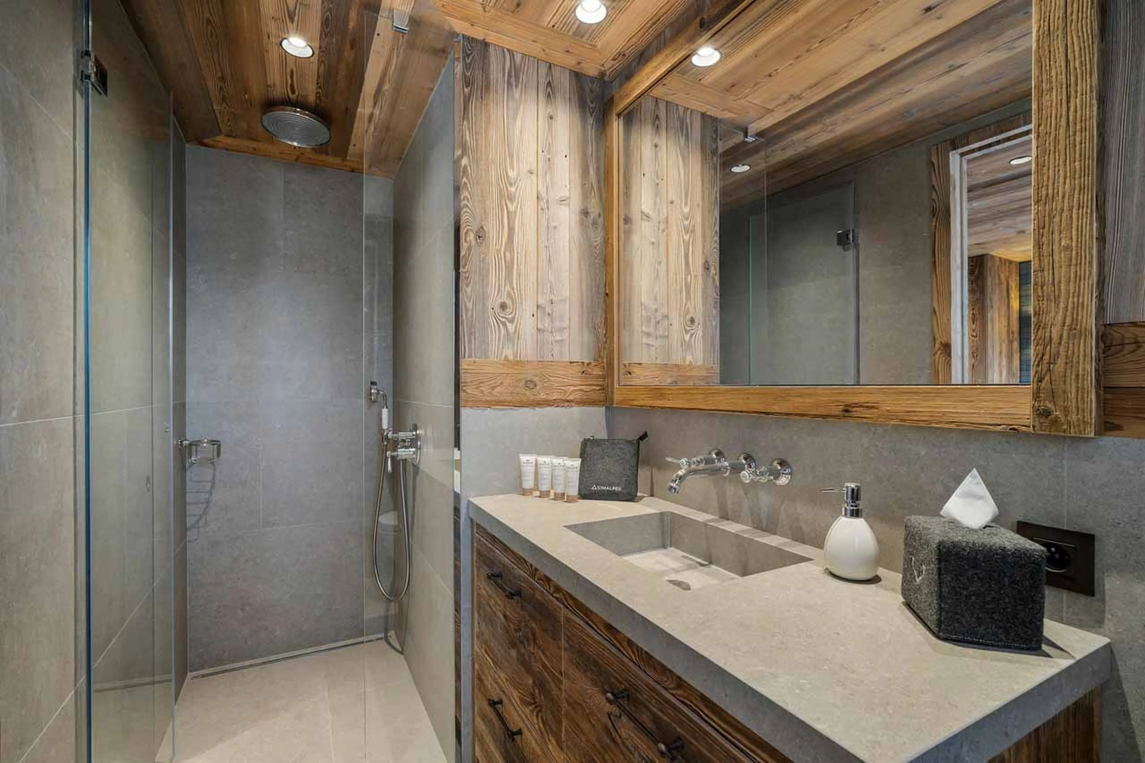 Bedroom 3 en-suite at Chalet Flocon des Iles in St Martin de Belleville