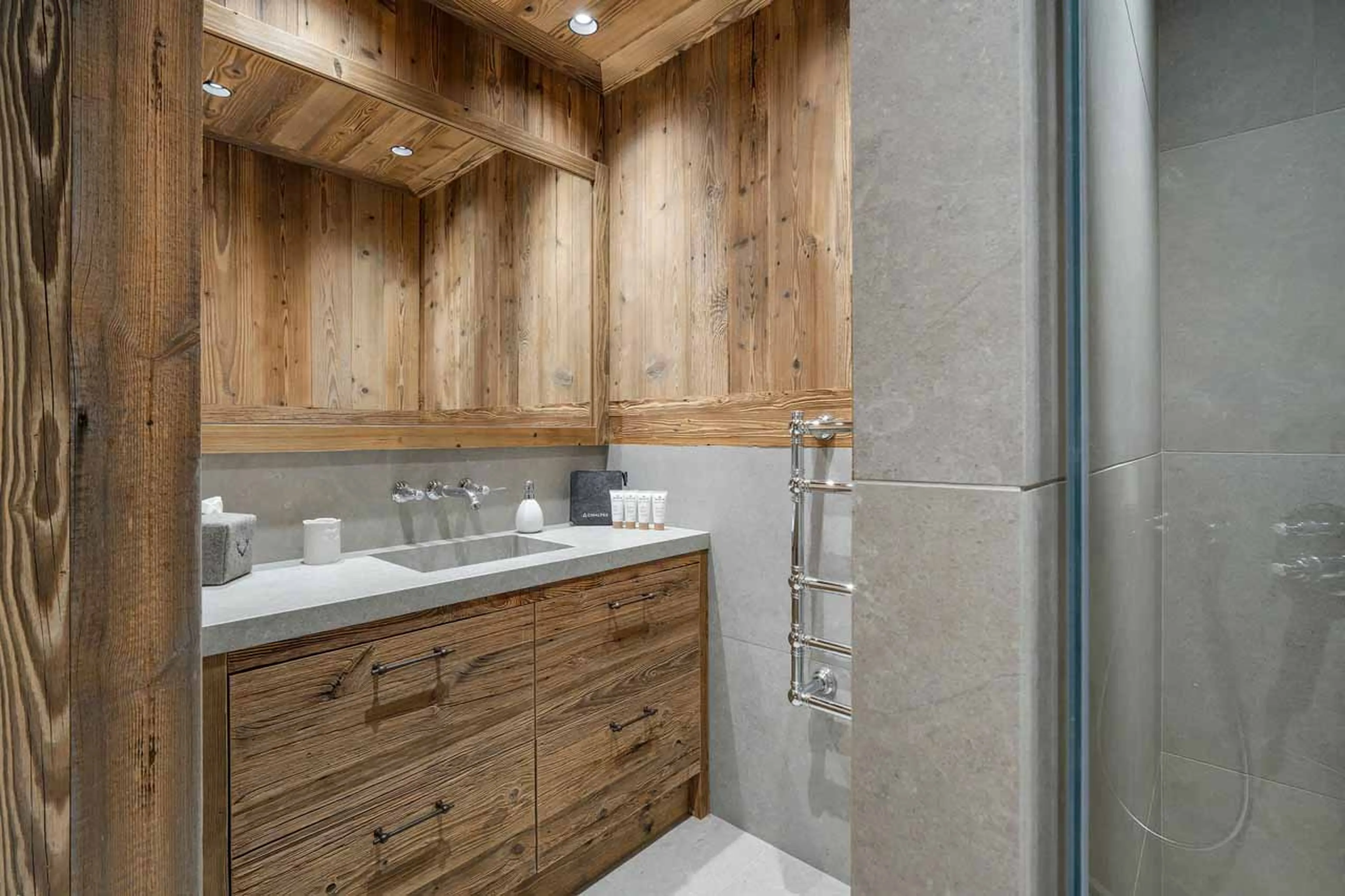 Bedroom 4 en-suite at Chalet Flocon des Iles in St Martin de Belleville