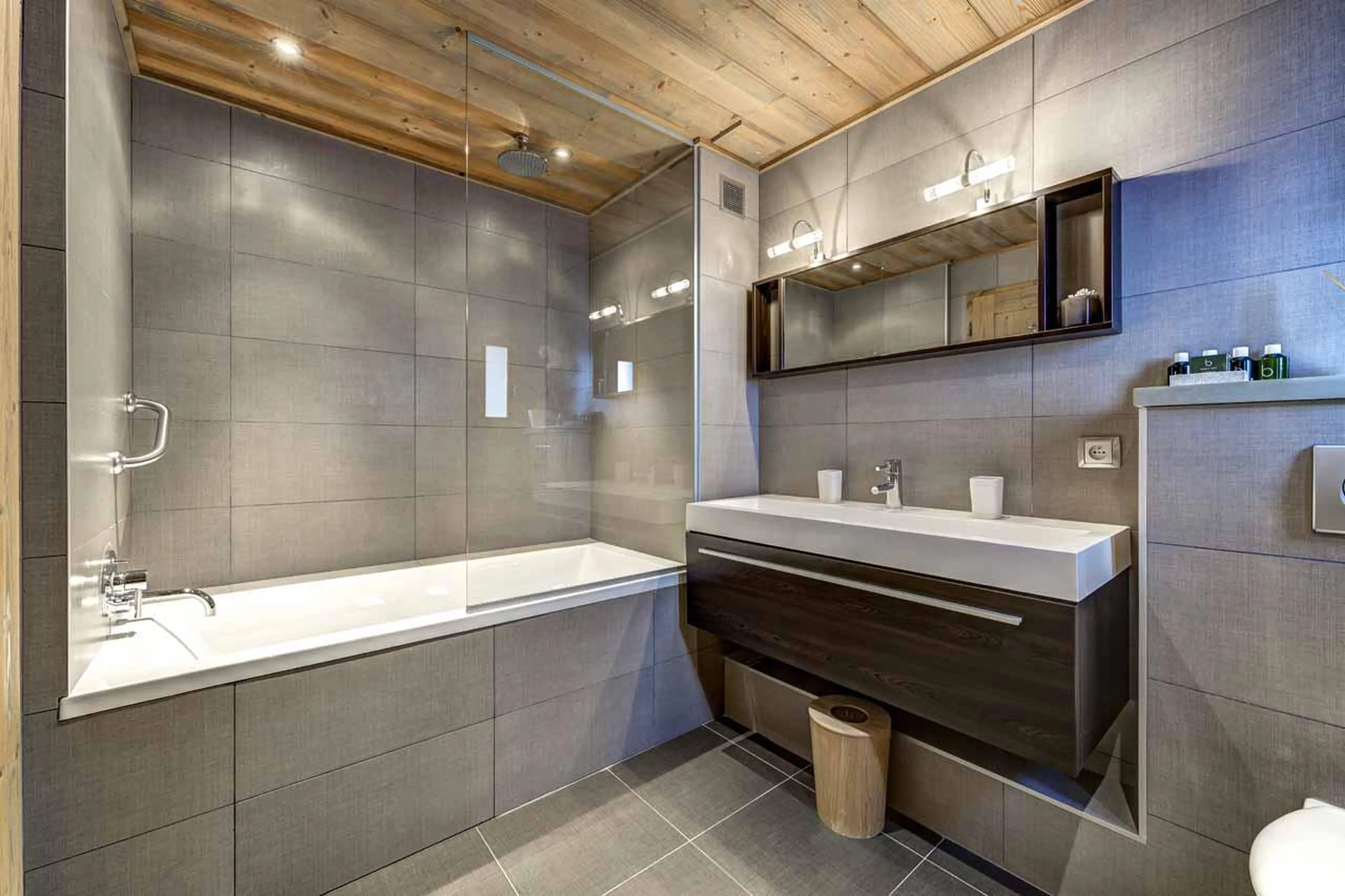 En-suite bathroom at Chalet Floralie in St Martin de Belleville