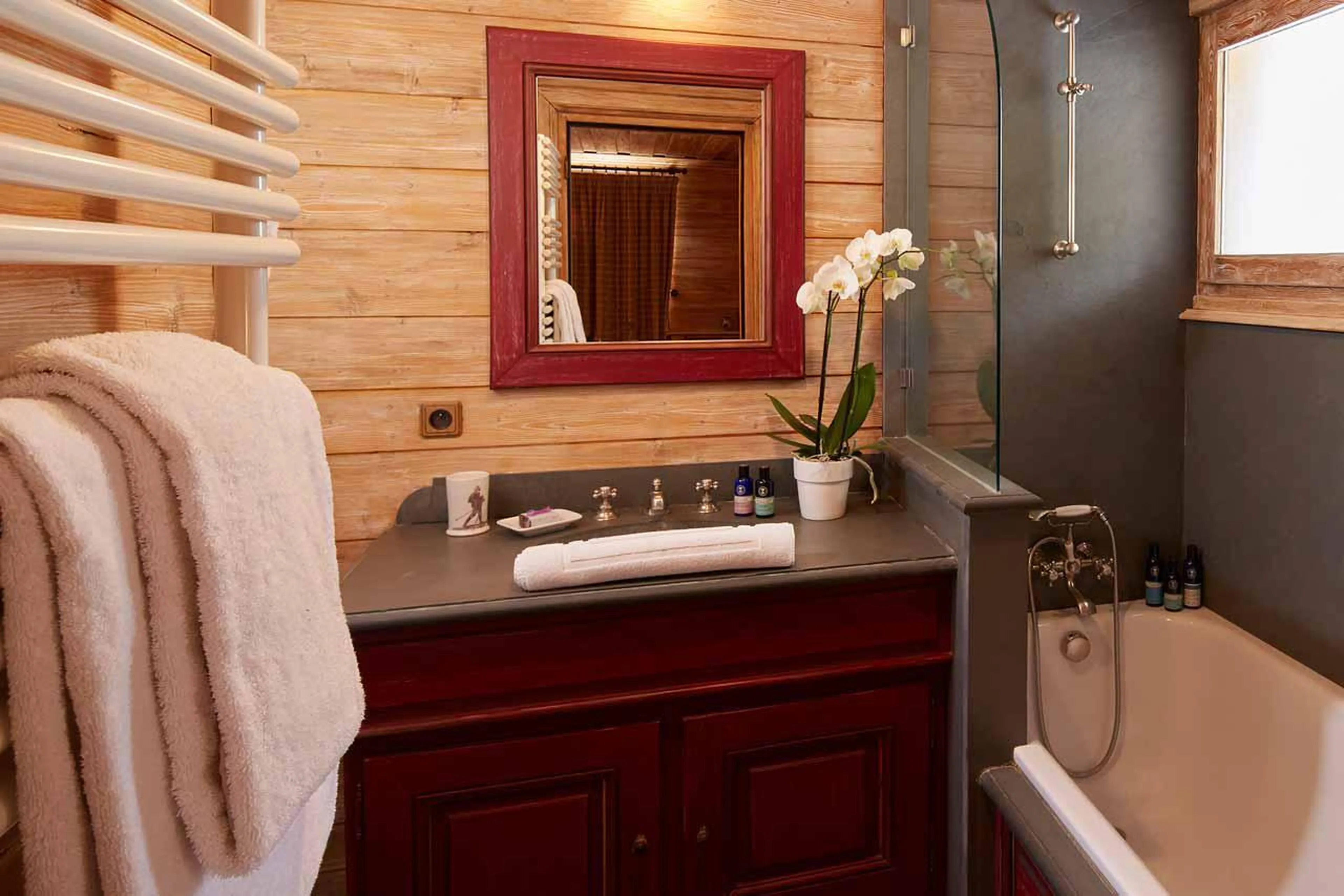 Bathroom two with shower over bath at Chalet Foinsbois in Meribel