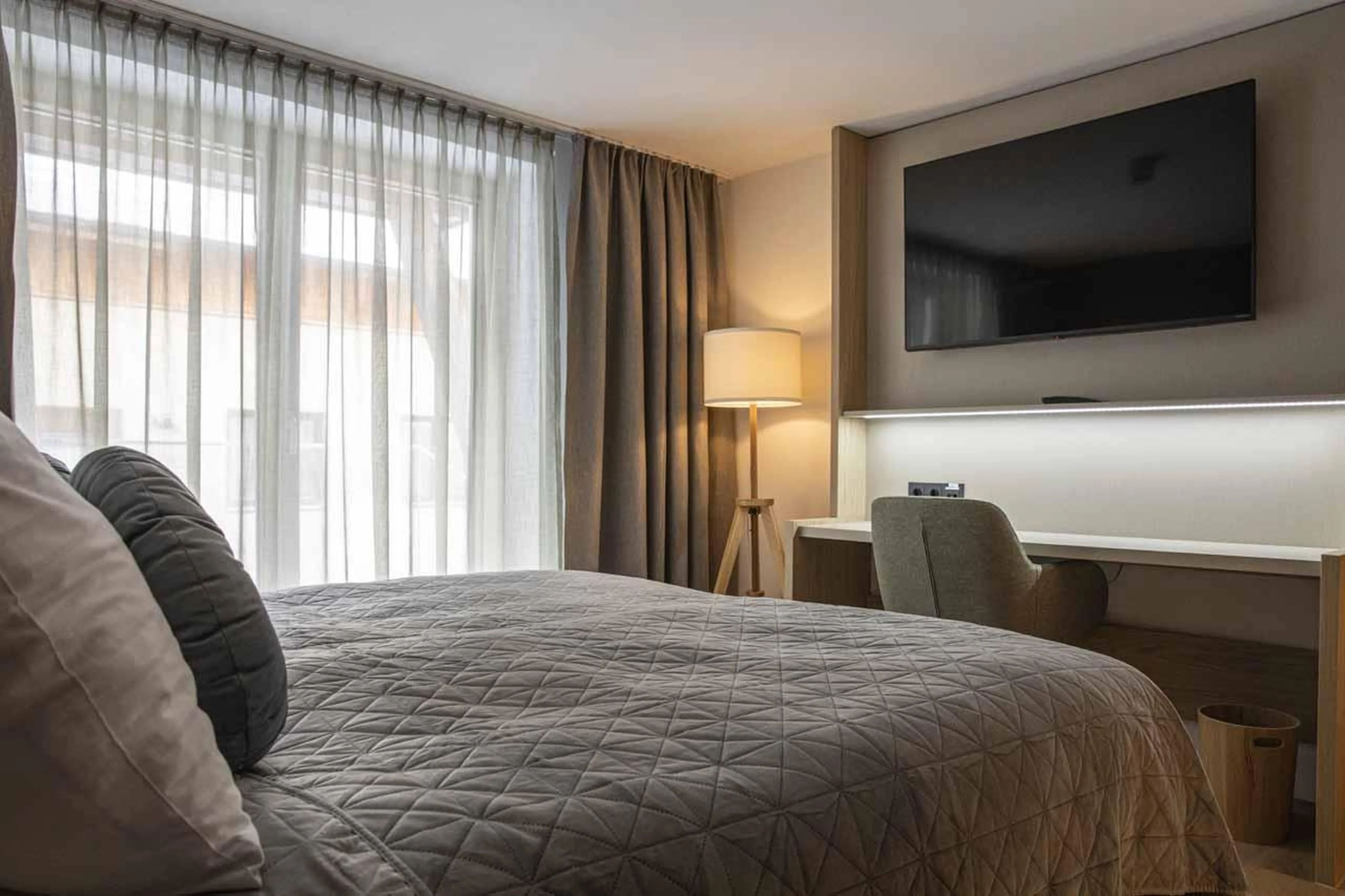 Double bedroom with desk and TV at Chalet Frieda in St Anton