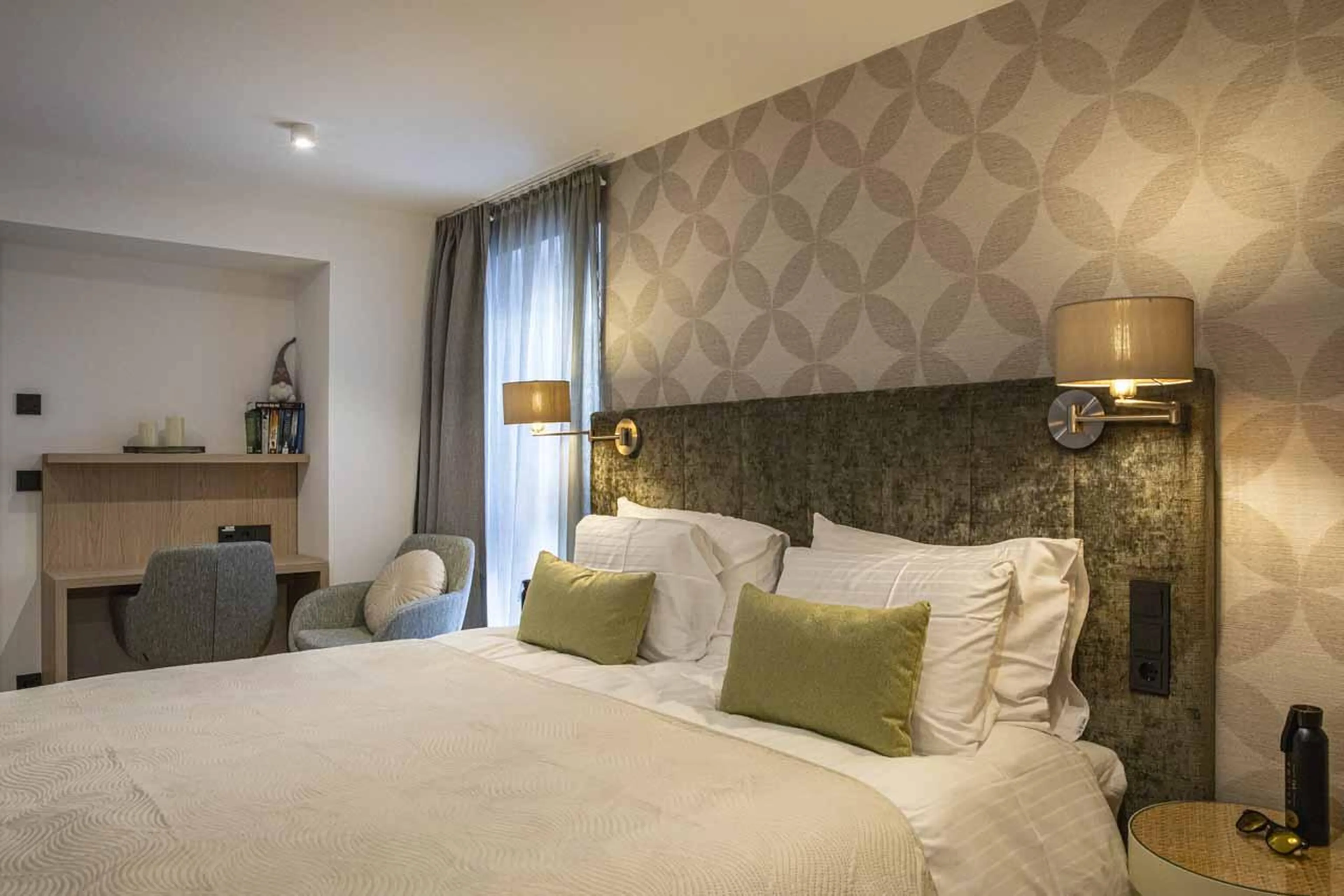 Double bedroom with desk at Chalet Frieda in St Anton