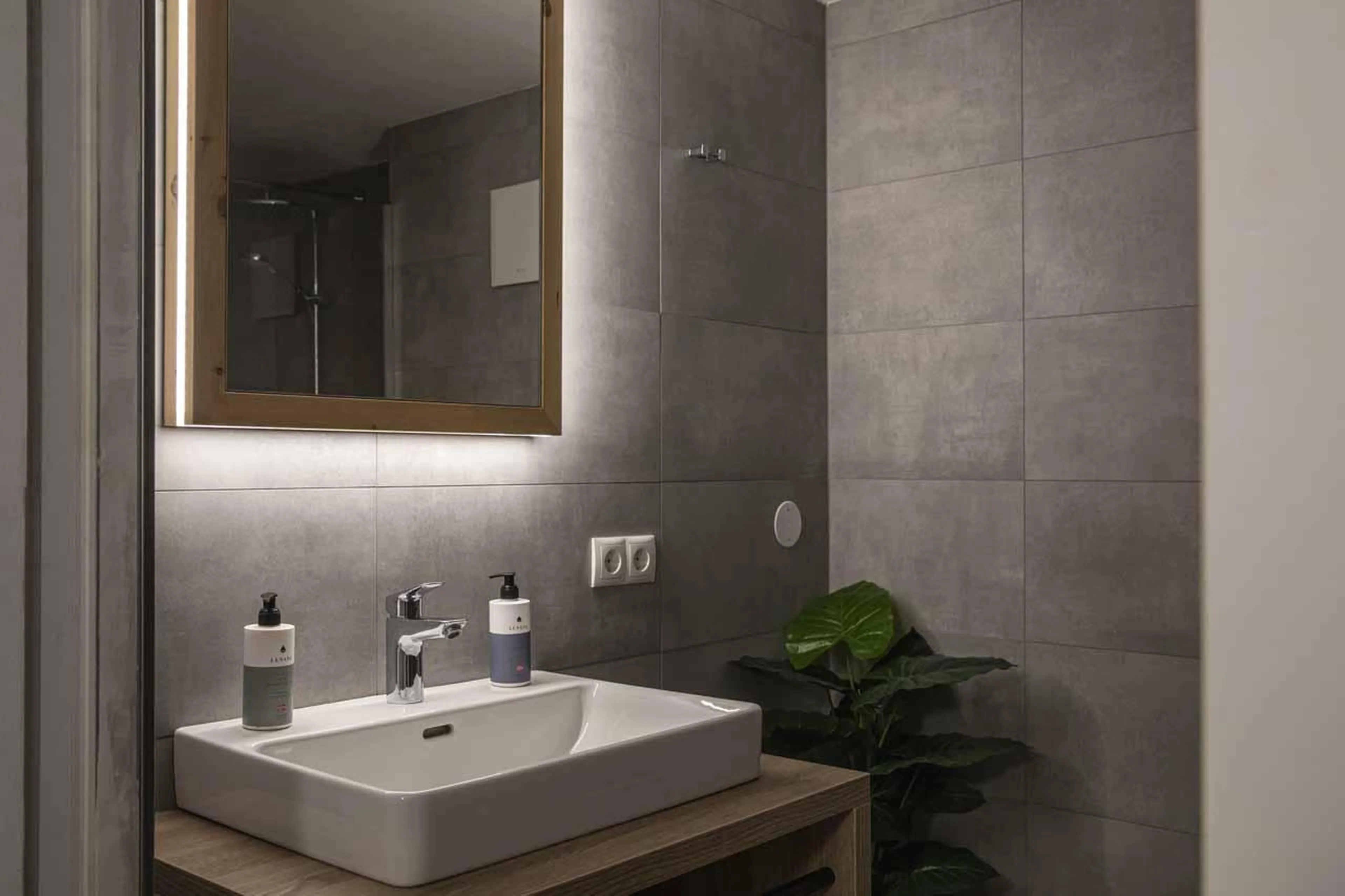 Basin in en-suite at Chalet Frieda in St Anton