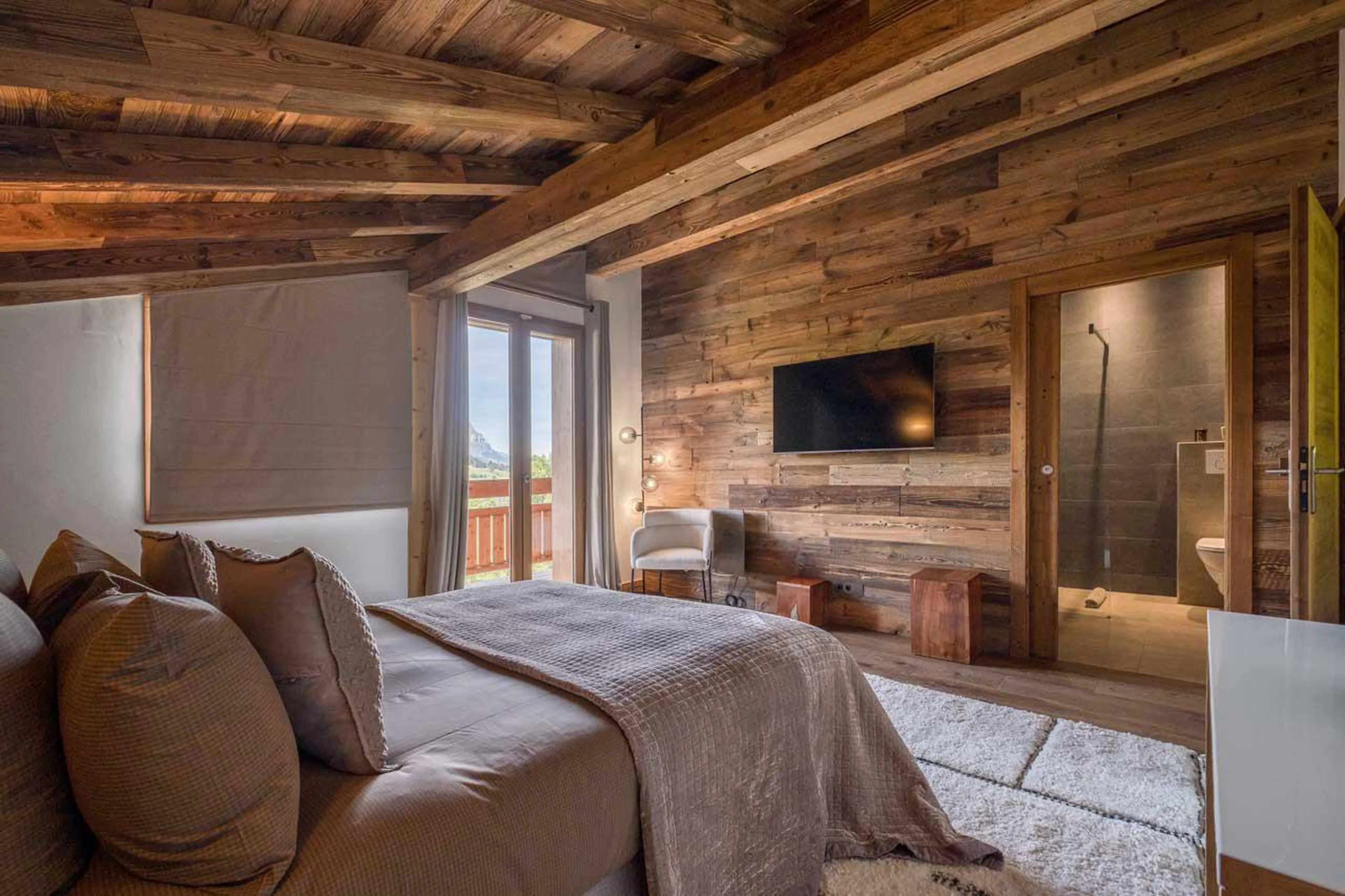 Cosy double bedroom at Chalet Gaia in Megeve