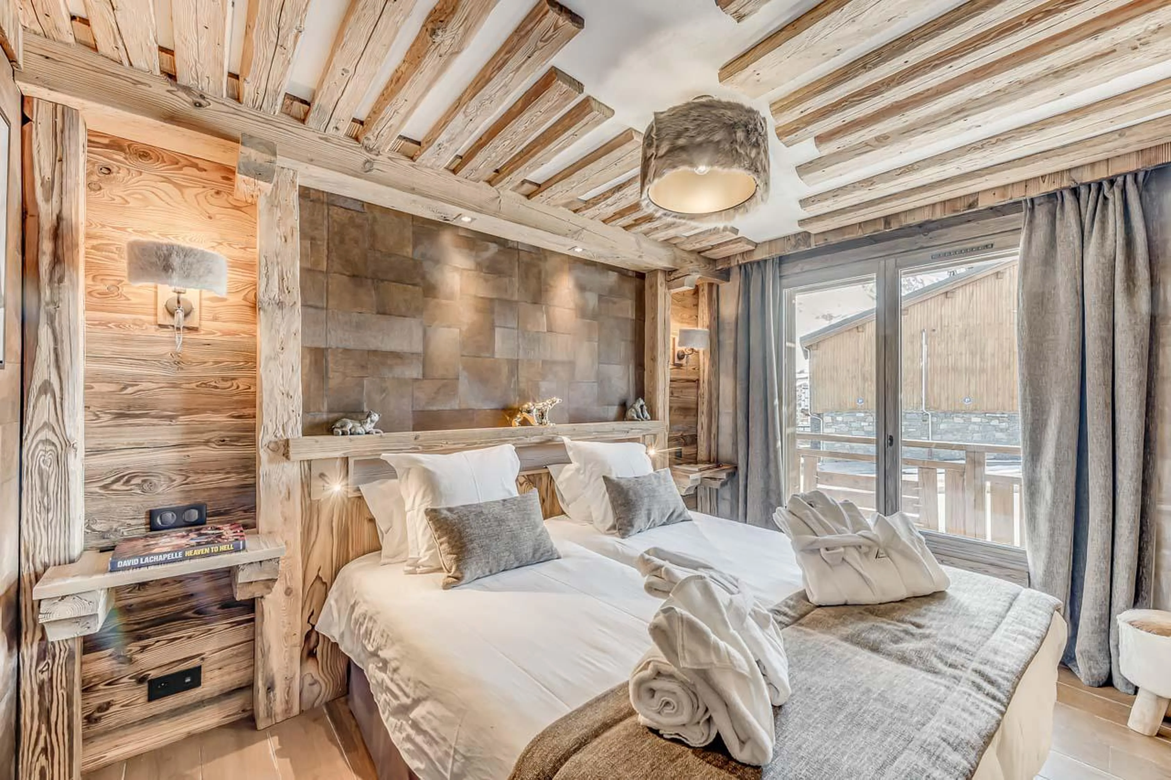 Twin/double en suite bedroom with work desk and wardrobe at Chalet Ganga in Tignes