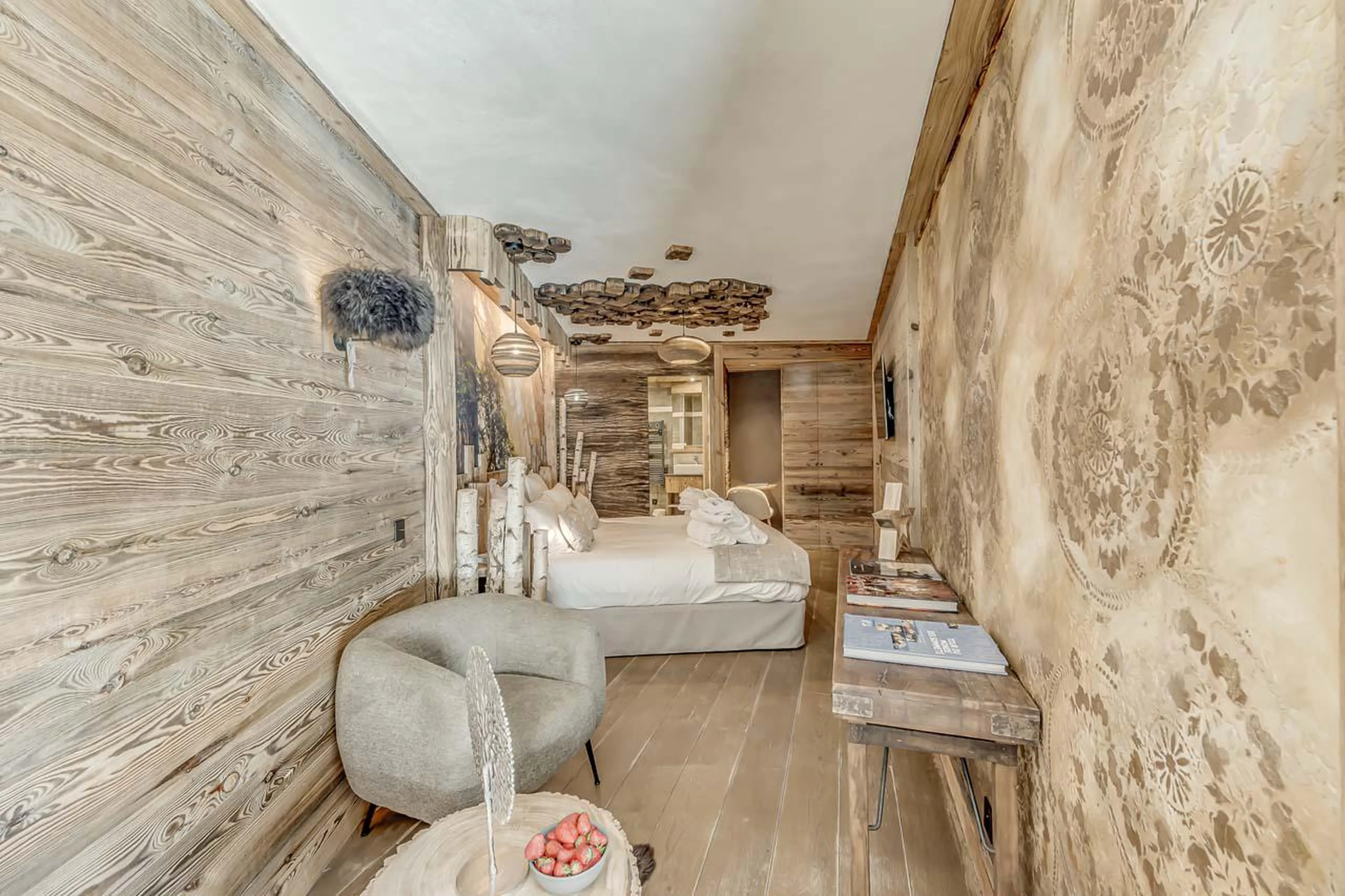 Luxurious master suite with work desk at Chalet Ganga in Tignes