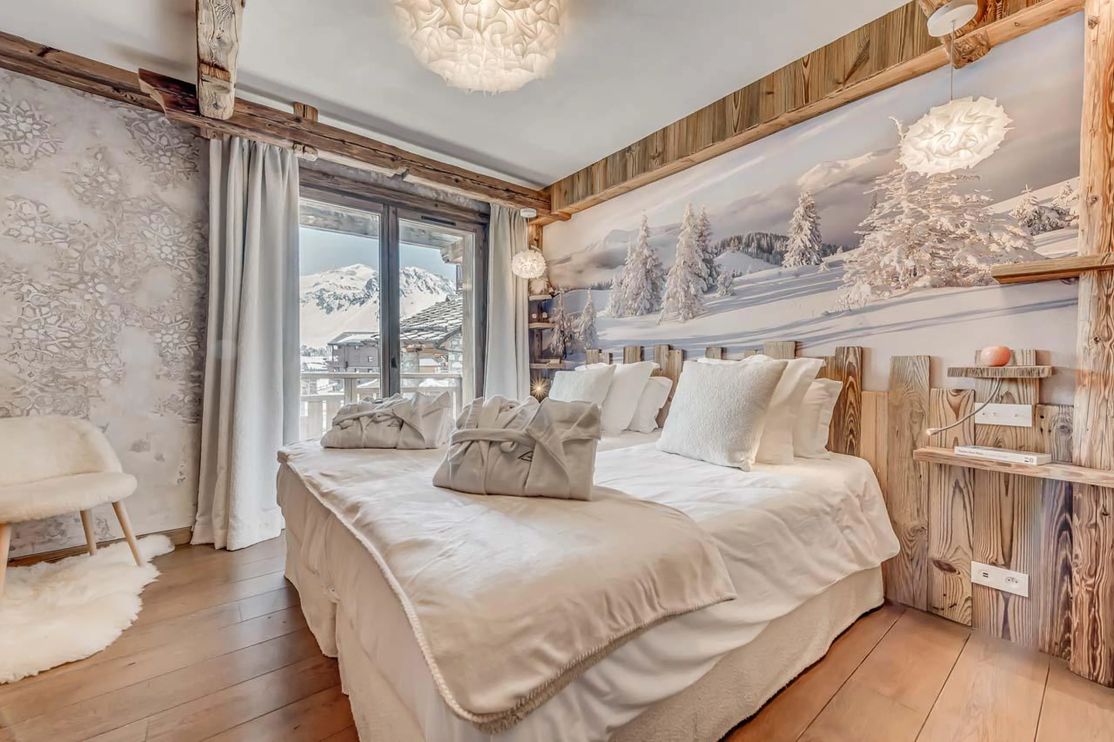 Bedroom Snow with access to beautiful balcony at Chalet Ganga in Tignes