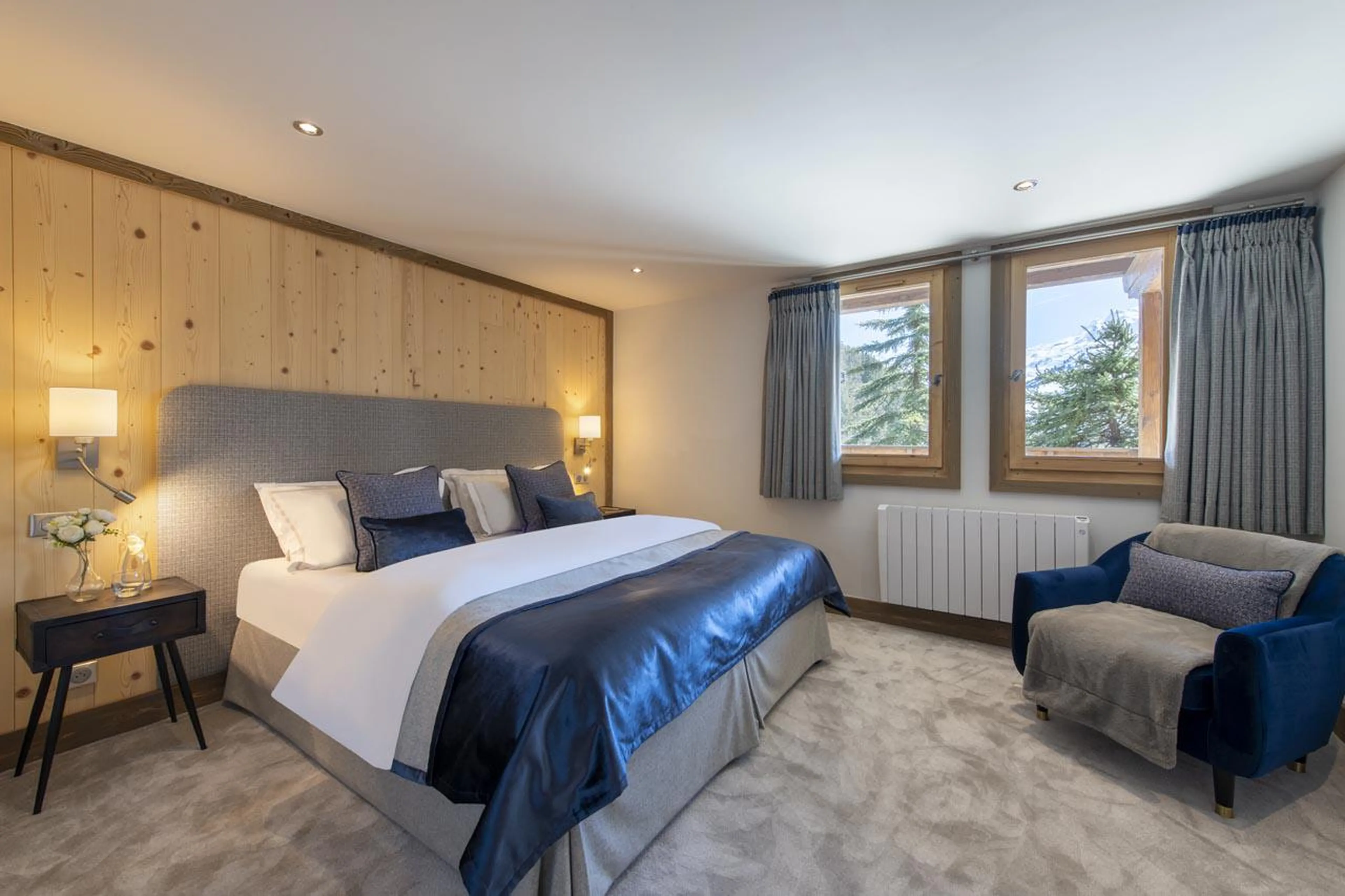 Double/twin bedroom with en-suite bathroom at Chalet Genepi in Meribel