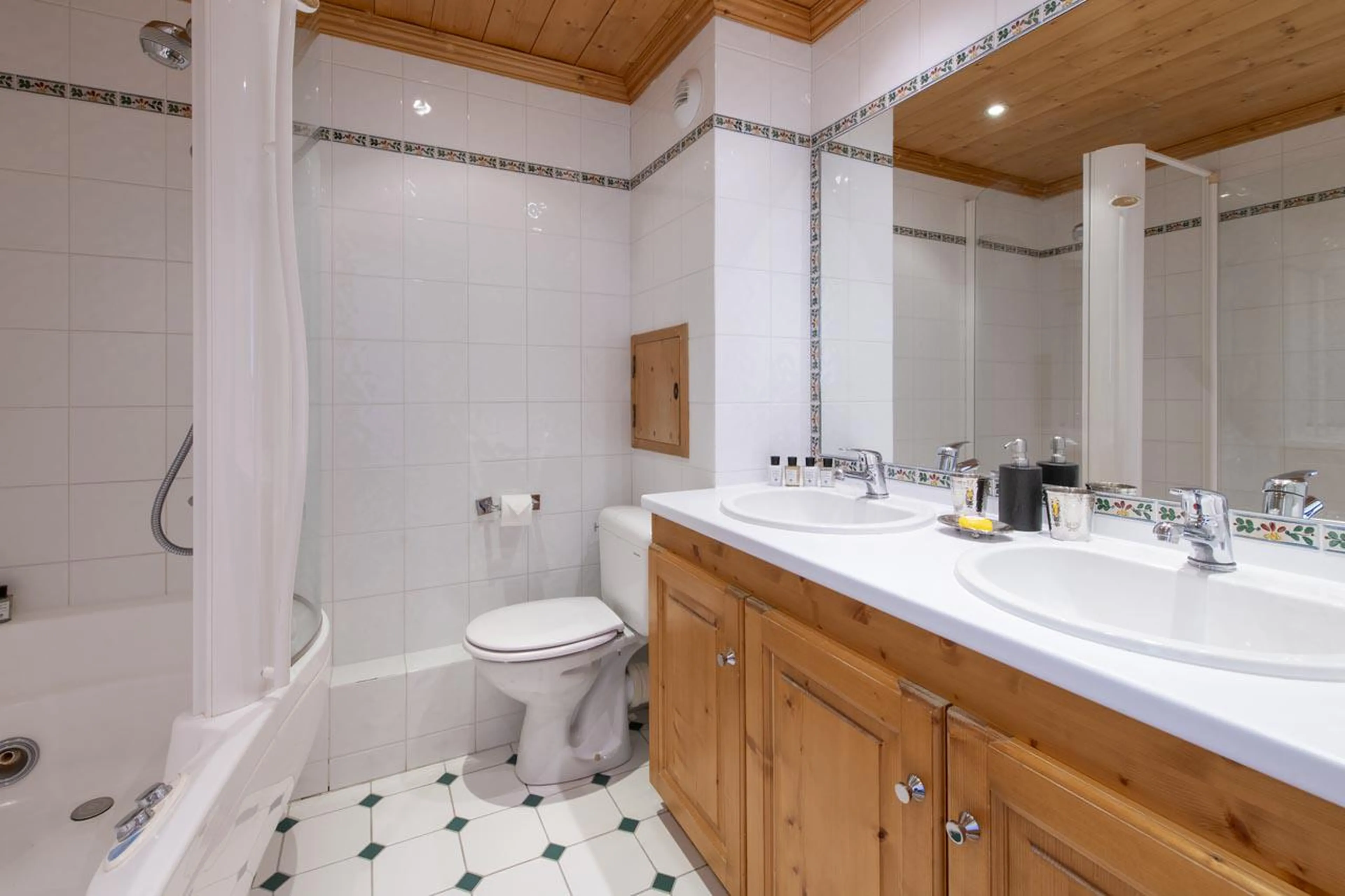 En-suite bathroom at Chalet Genepi in Meribel