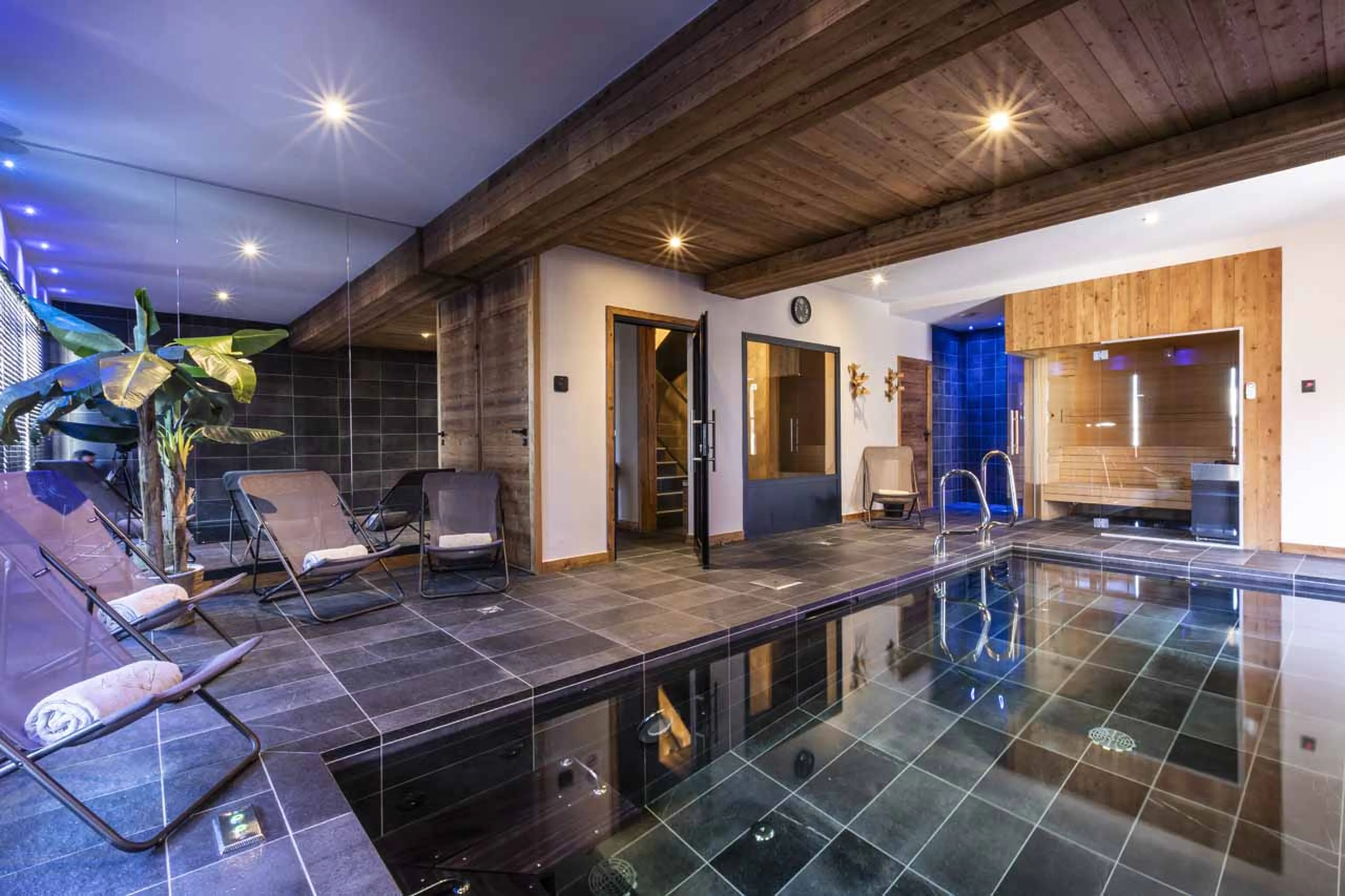 Spa area with pool at Chalet Golden Jubilee in Val Thorens