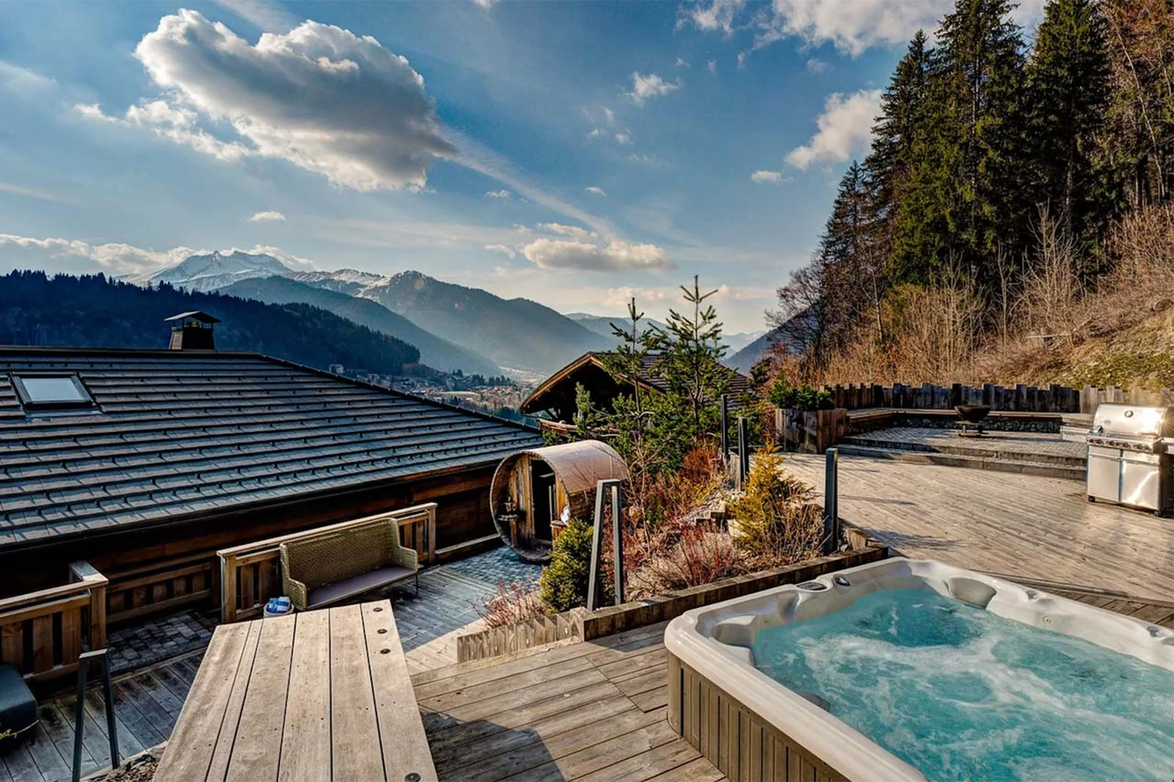 Chalet Goldilocks in Morzine with hot tub on the terrace