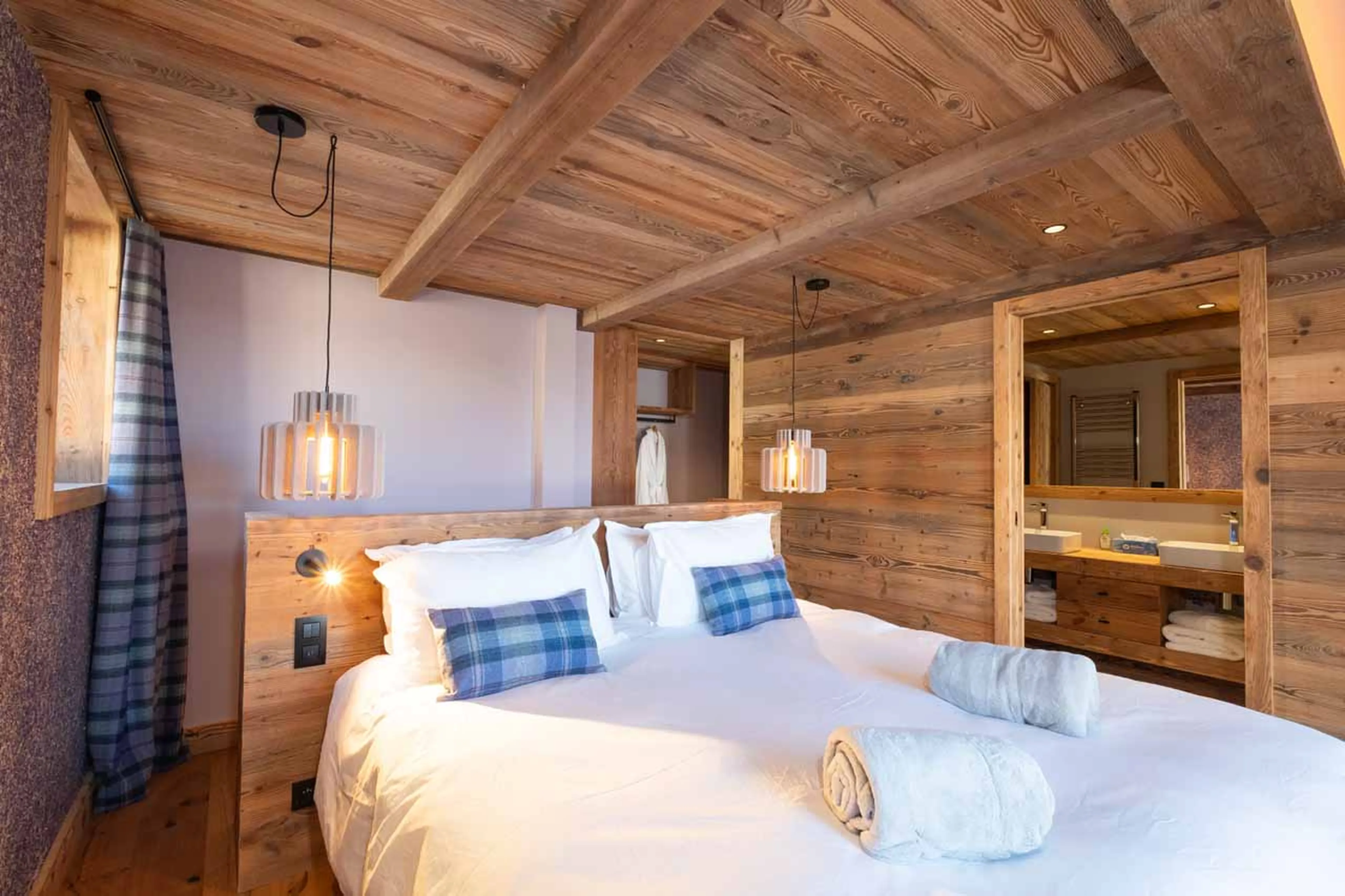 Double bedroom in Chalet Grande Kalinka, Meribel