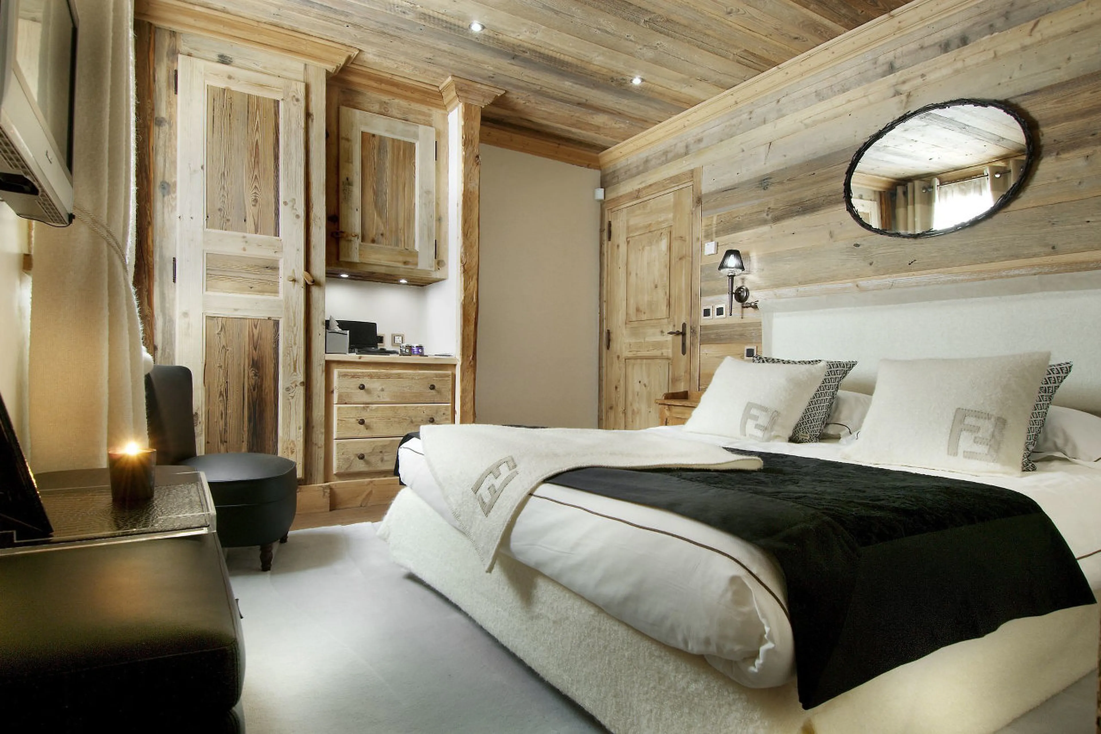 Double bedroom with en suite shower room in Chalet La Grande Roche in Courchevel 1850