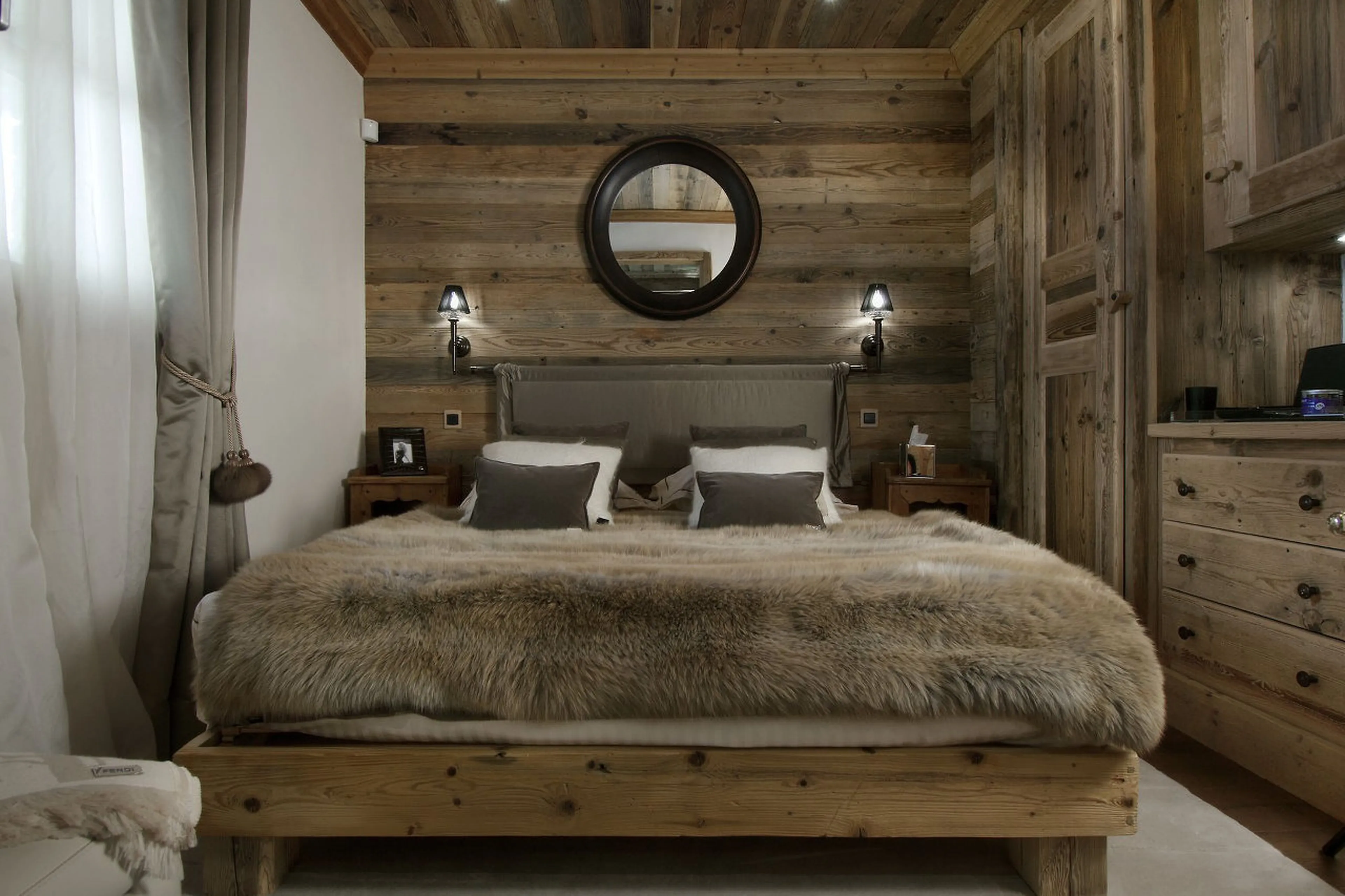 Double bedroom with an en suite bathroom in Chalet La Grande Roche in Courchevel 1850