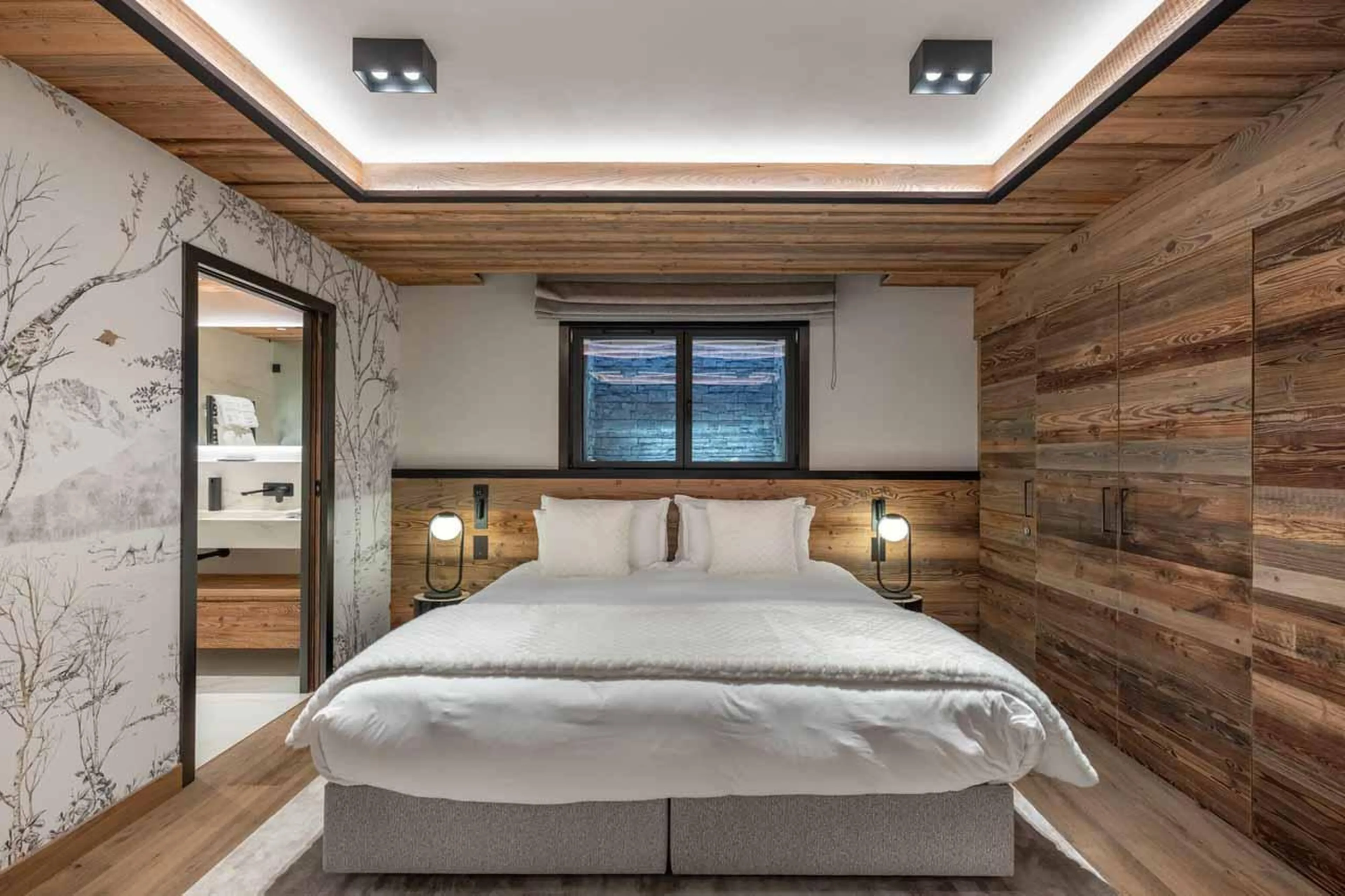 Double bedroom with window in Chalet Grizzly, Megeve