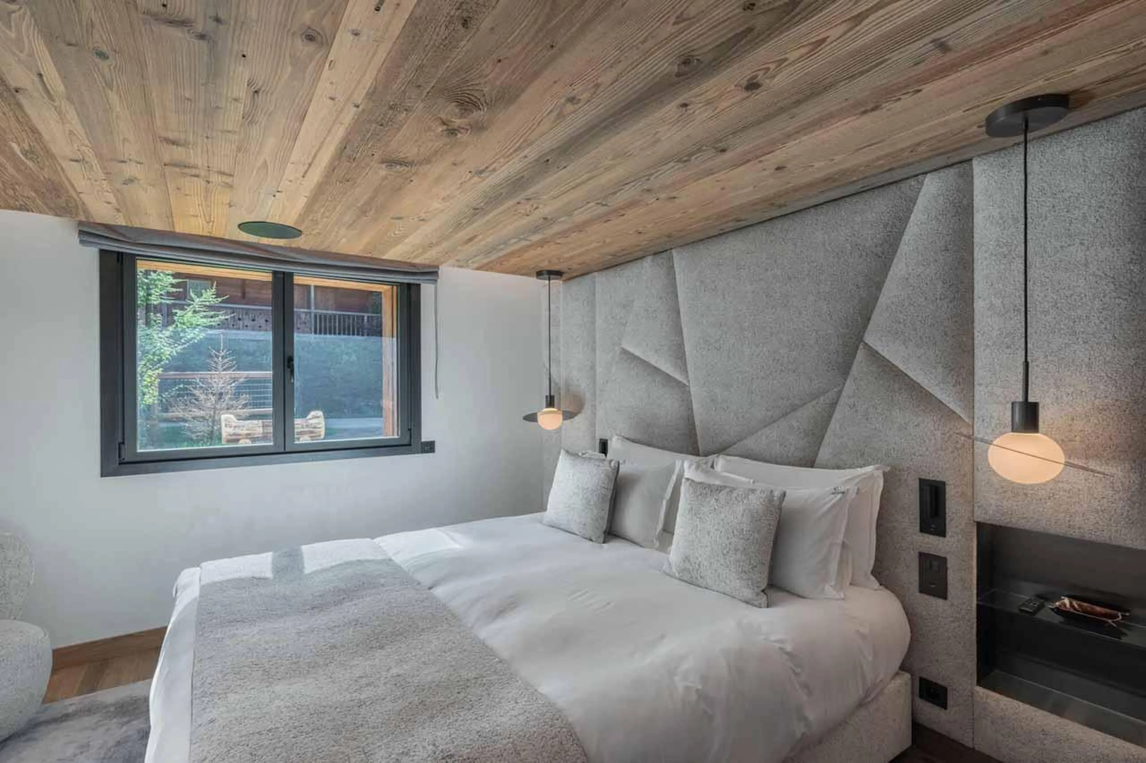 Double bedroom with window in Chalet Grizzly, Megeve