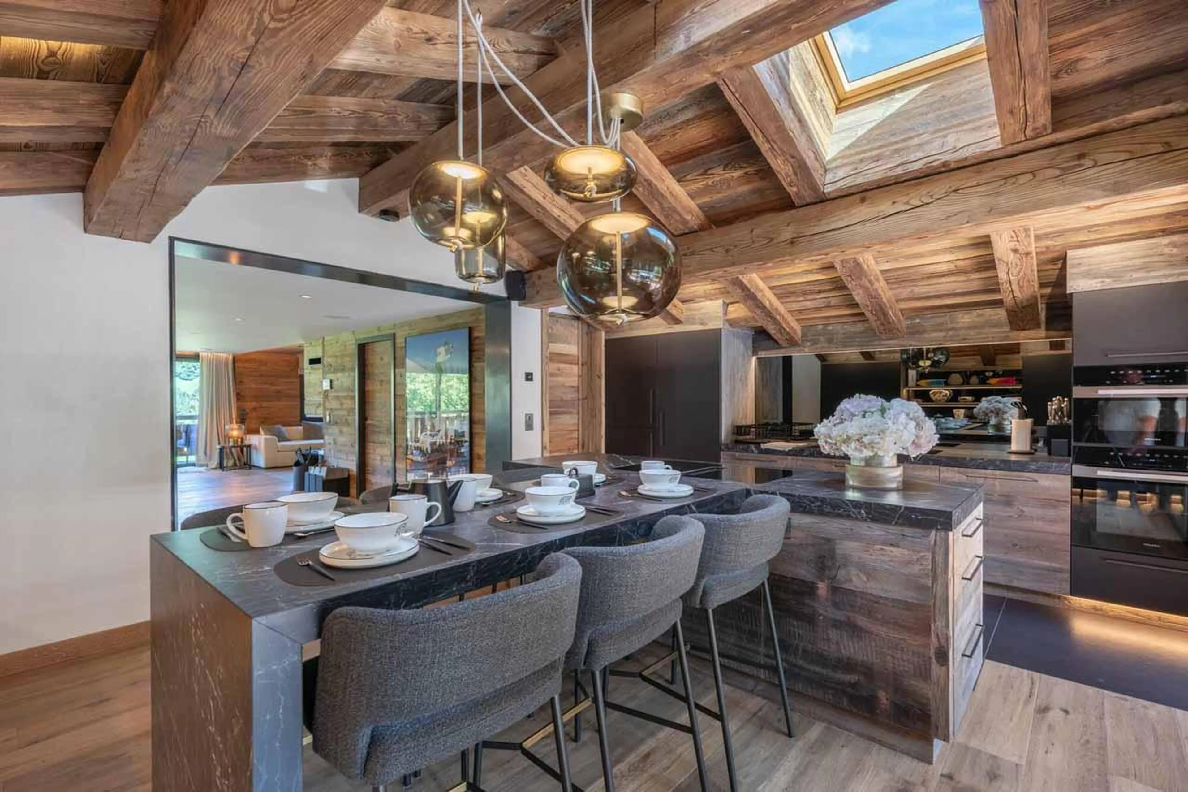 High seating at breakfast bar in Chalet Grizzly, Megeve