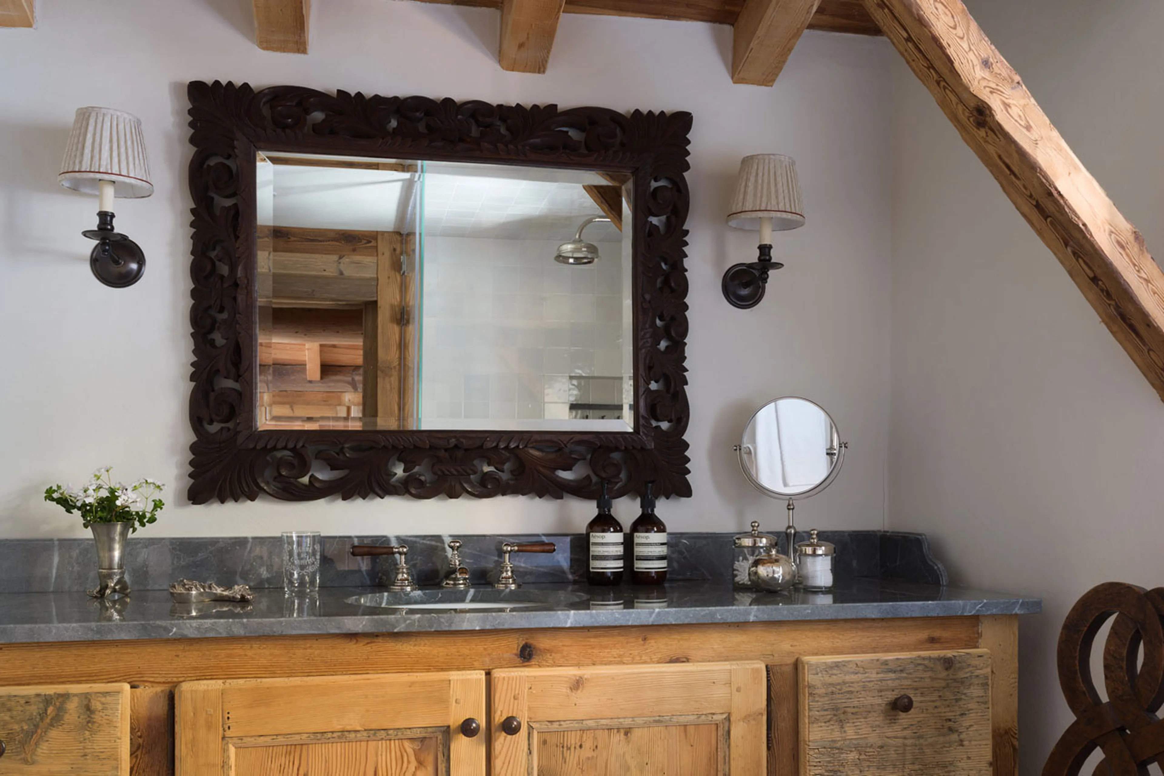 Bathroom one at Chalet Hibou in Le Miroir