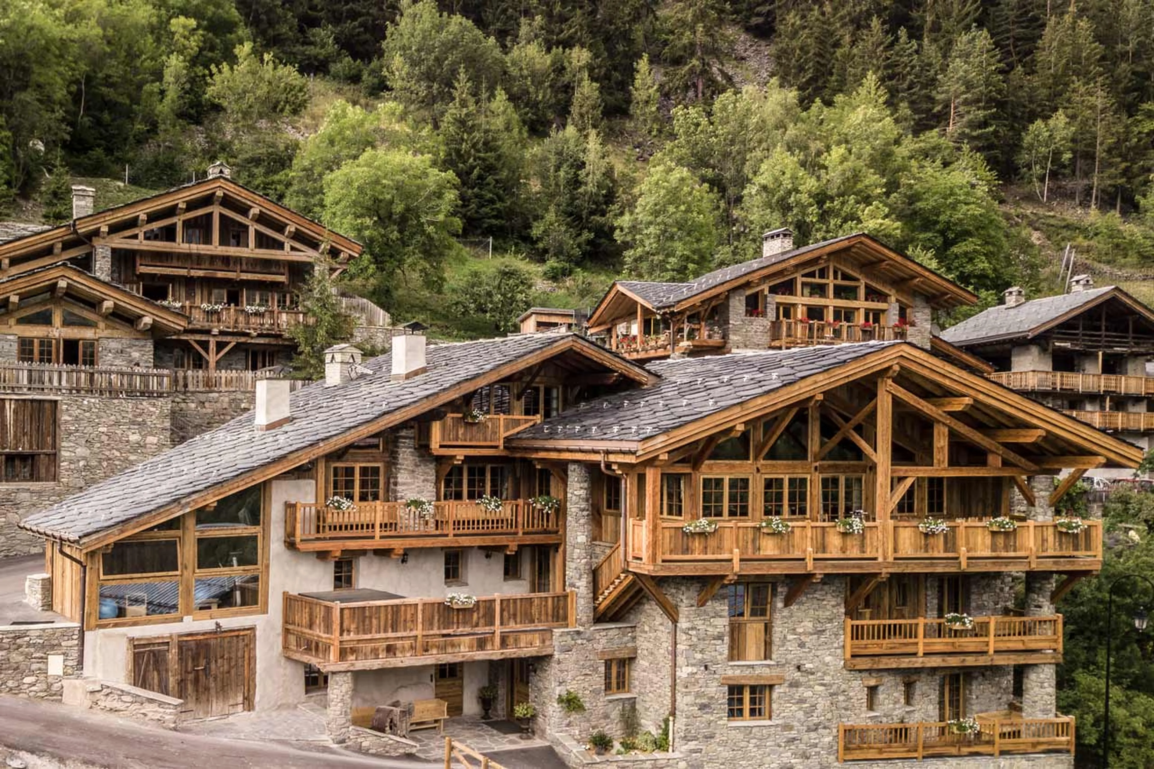 Exterior in summer at Chalet Hibou in Le Miroir