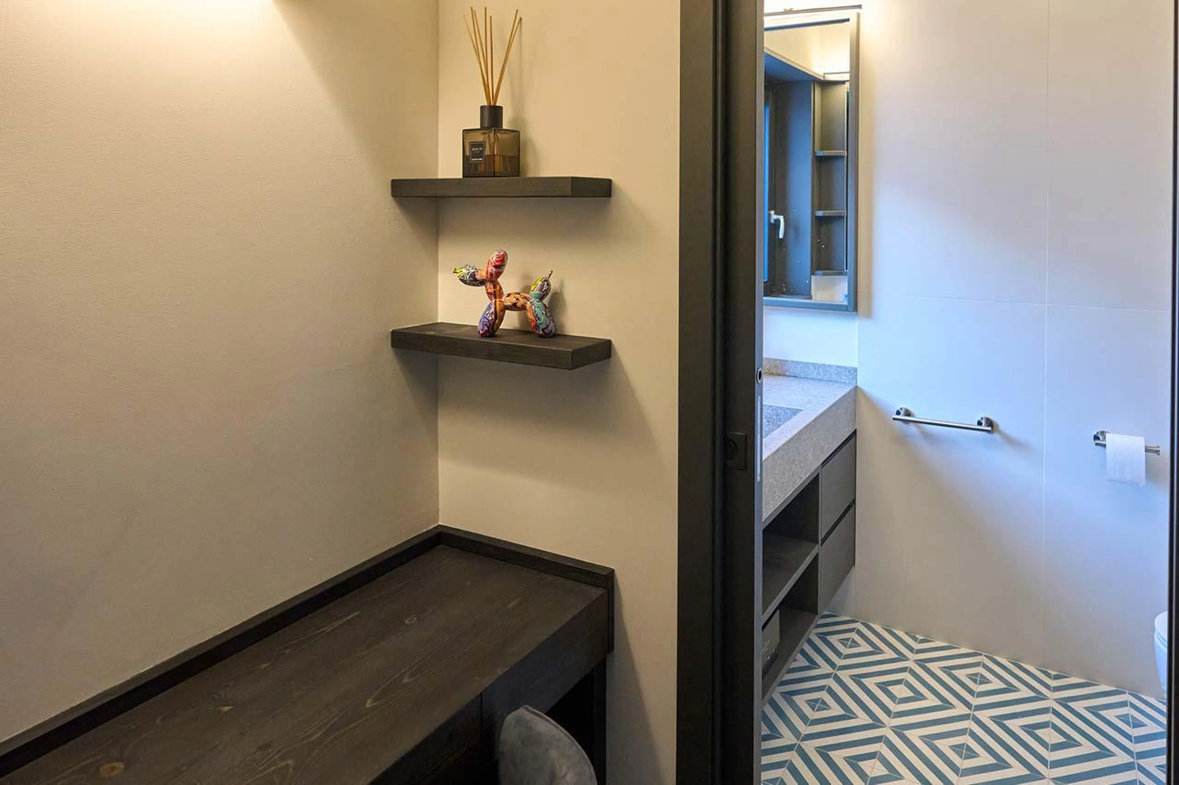 Dressing table and separate WC in Chalet Il Gufo in Cervinia