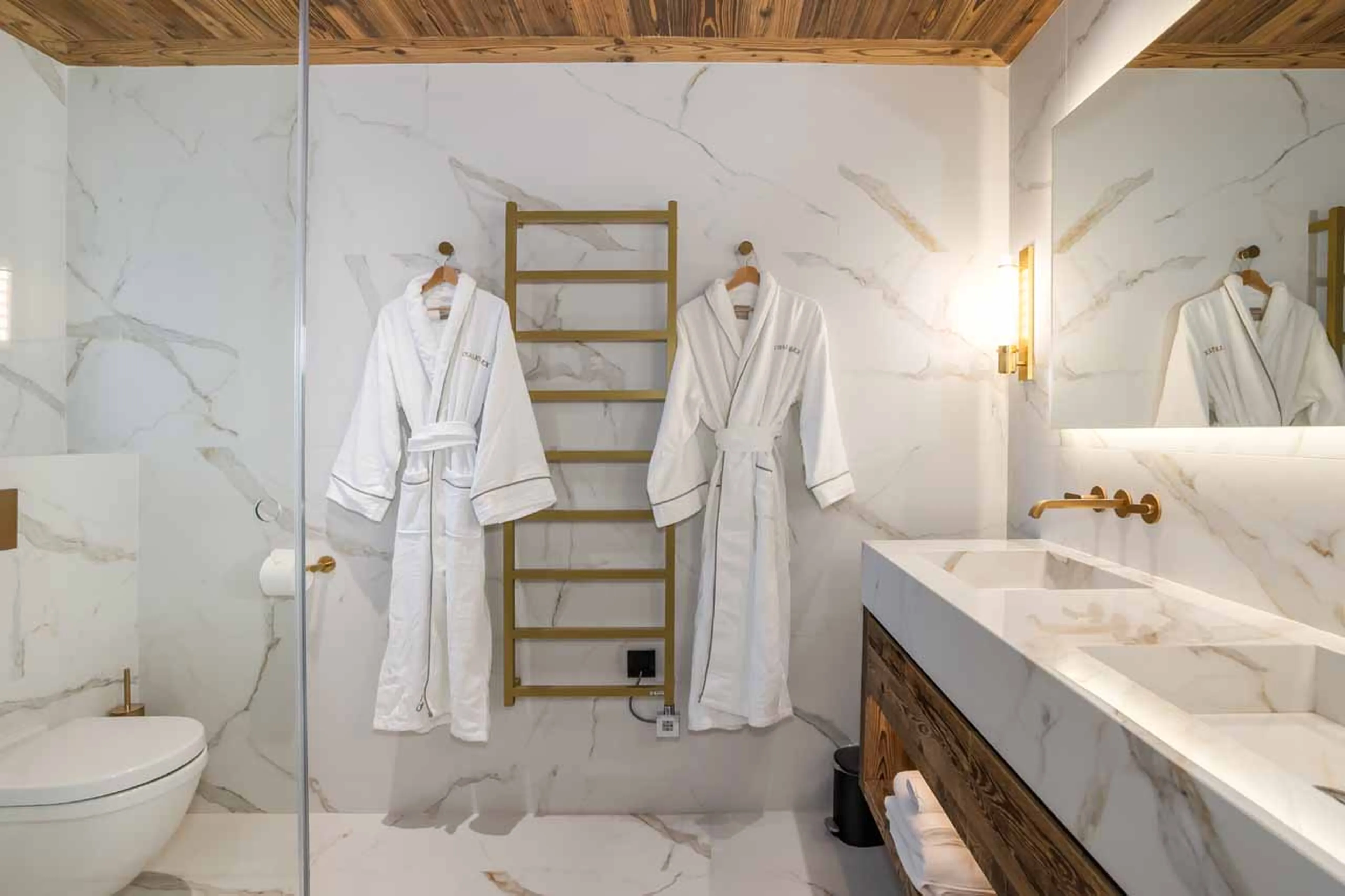 Bedroom 1 en-suite at Chalet Ilex in St Martin de Belleville