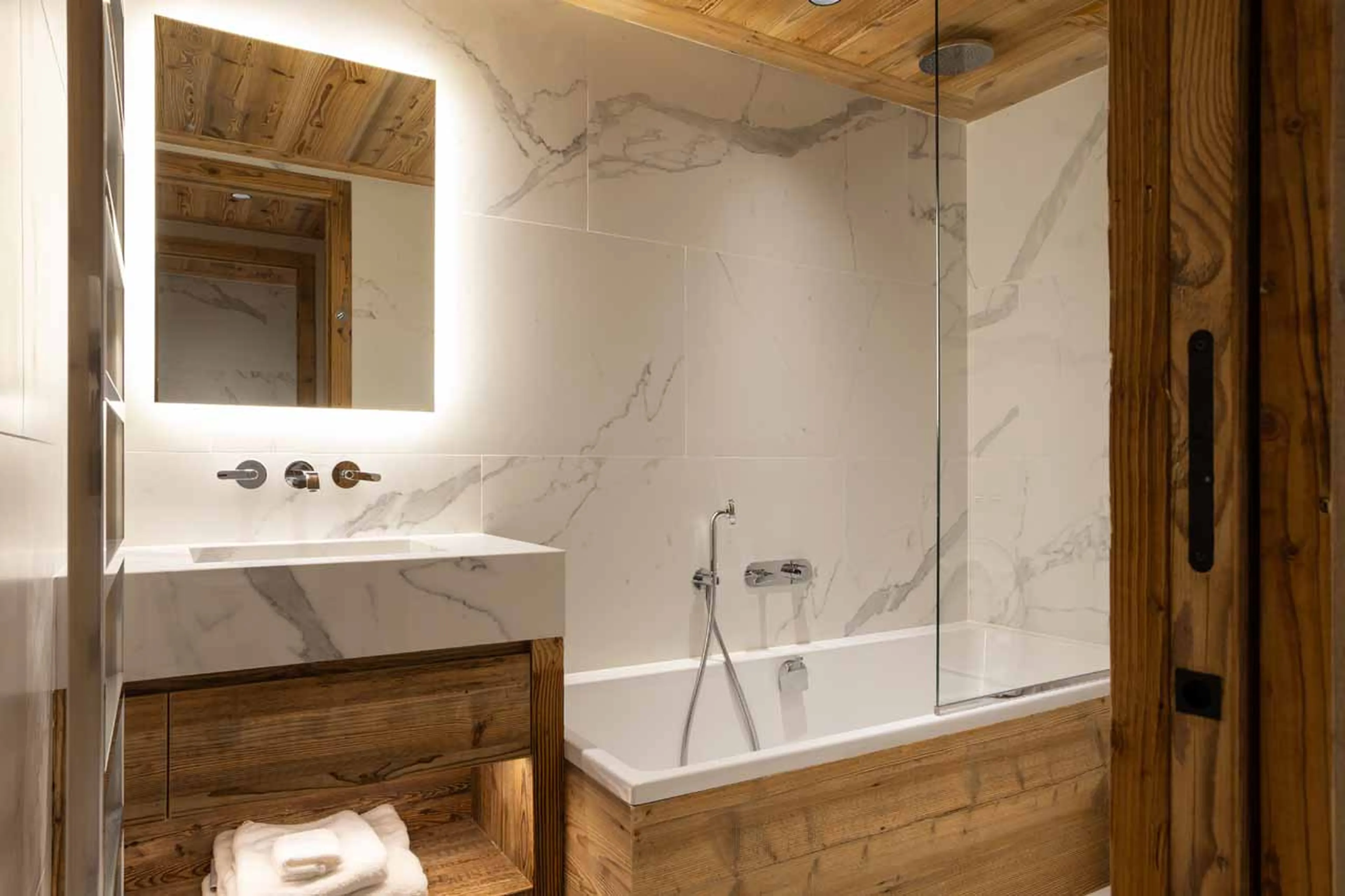 Bedroom 7 en-suite bathroom at Chalet Ilex in St Martin de Belleville