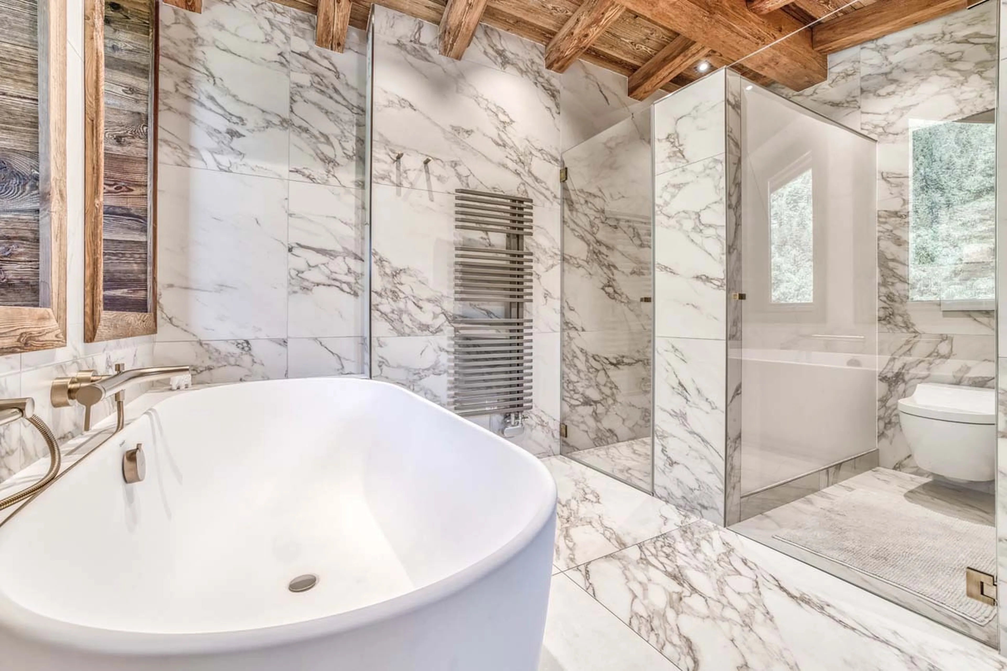 Bath and shower in Chalet Indigo, Chamonix