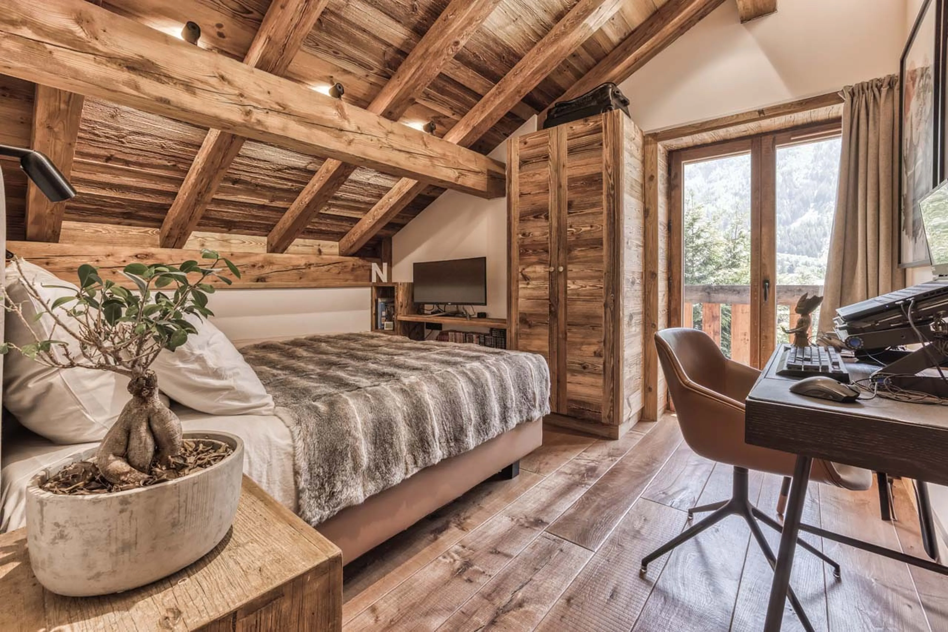 Double bedroom with desk in Chalet Indigo, Chamonix