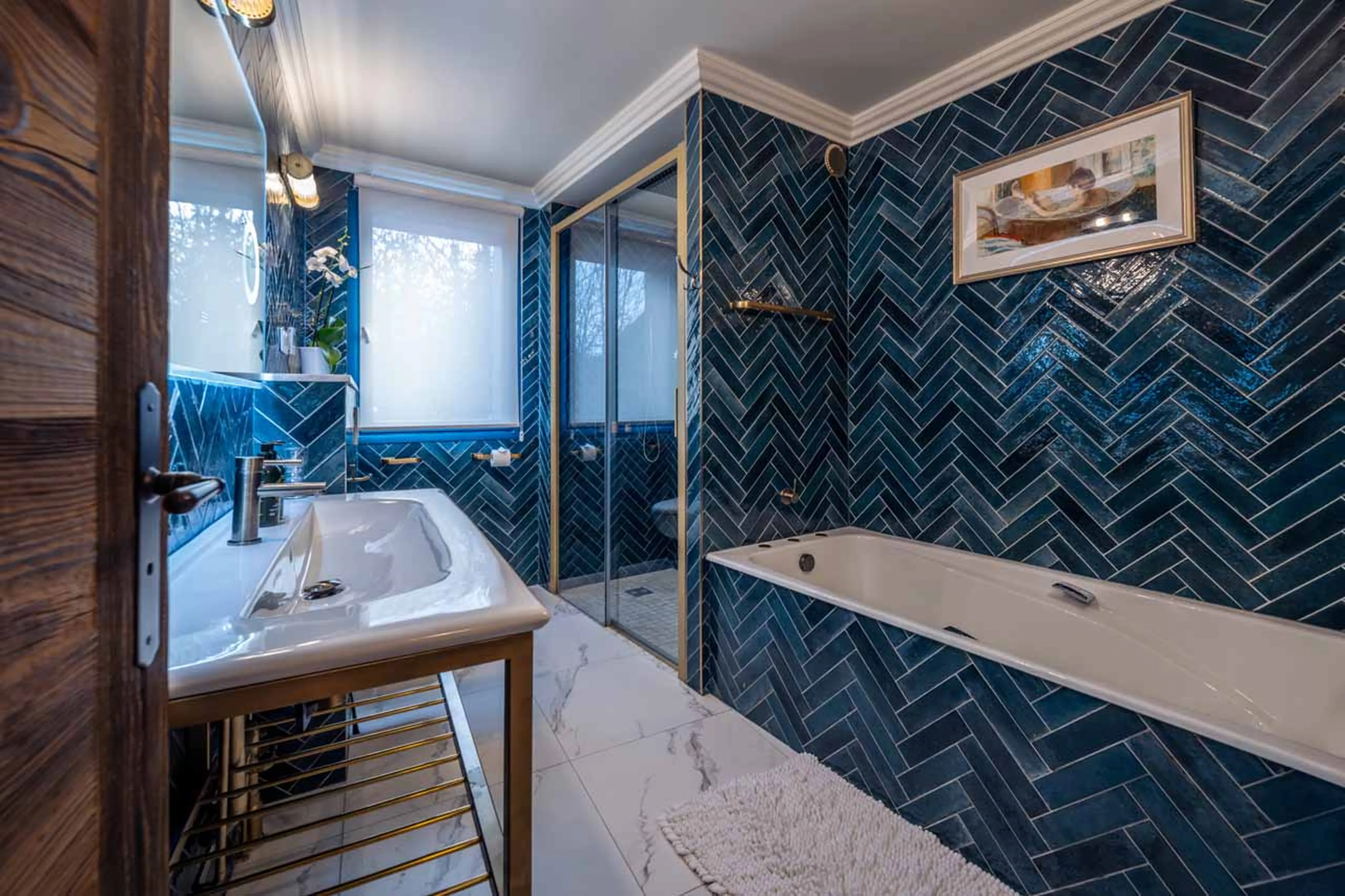 Bedroom 1 en-suite at Chalet Iona in Meribel