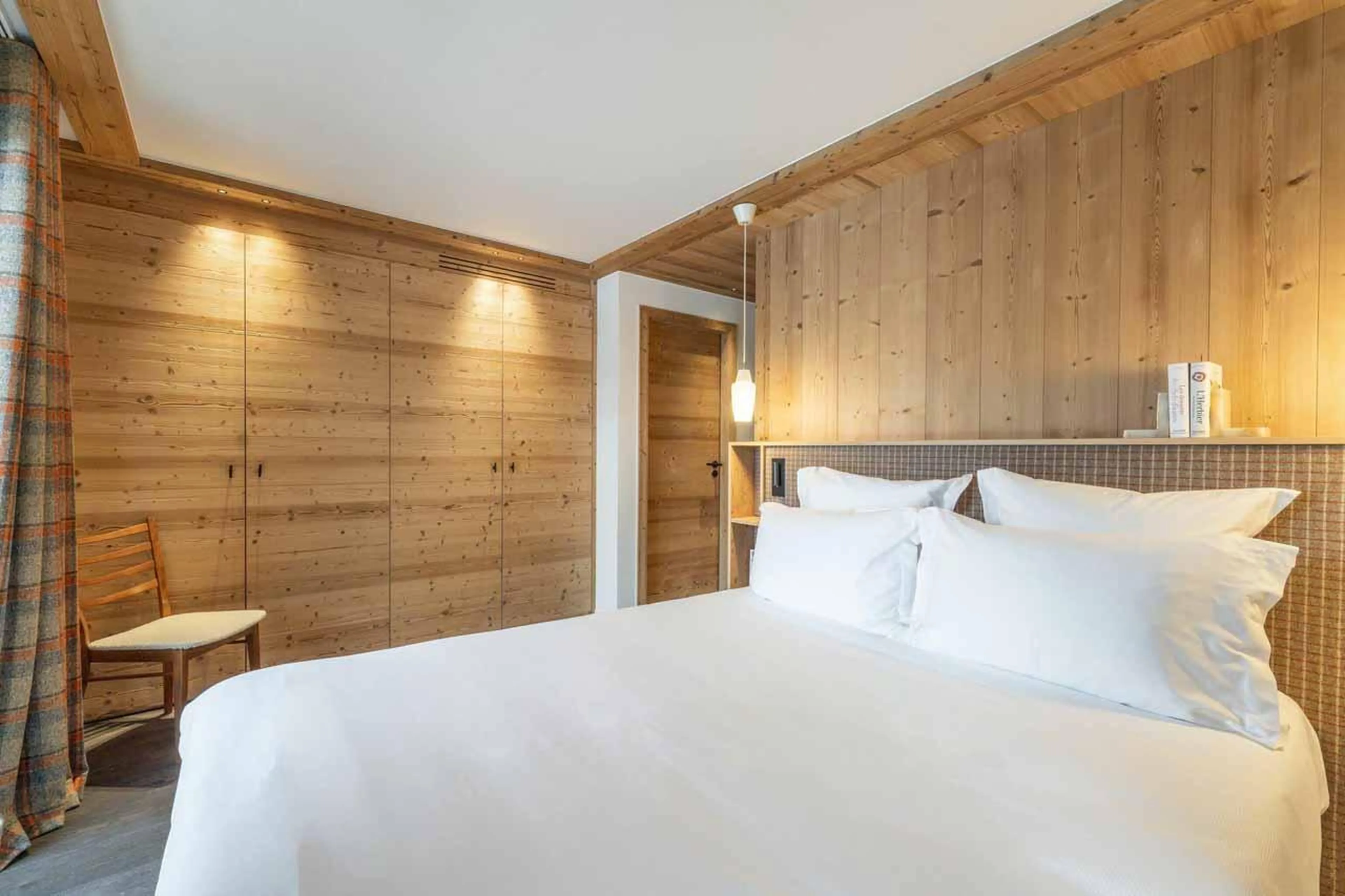 Double bedroom with built-in wardrobes in Chalet Irbis, Courchevel Le Praz