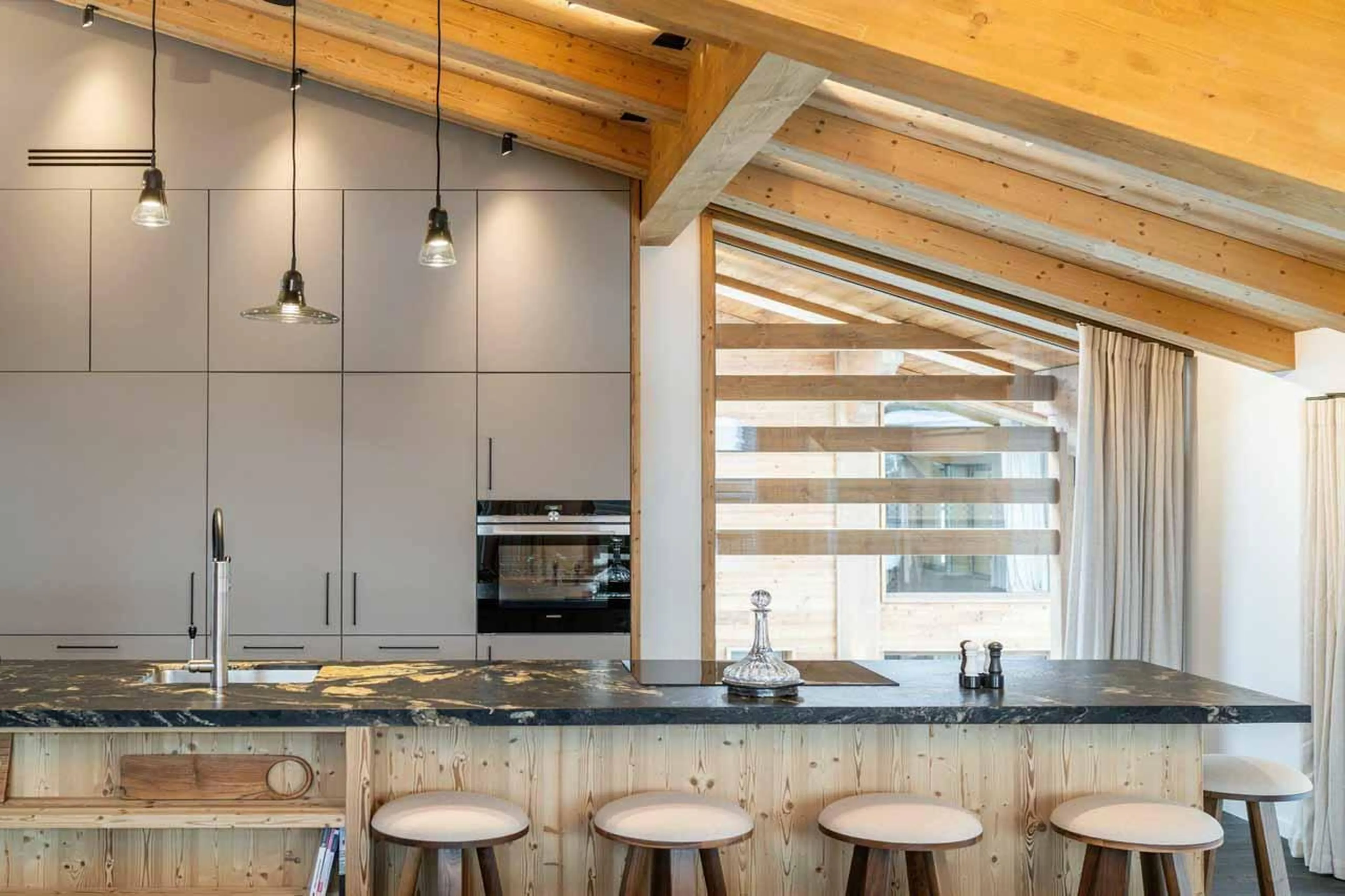 Kitchen with central island and high seating in Chalet Irbis, Courchevel Le Praz