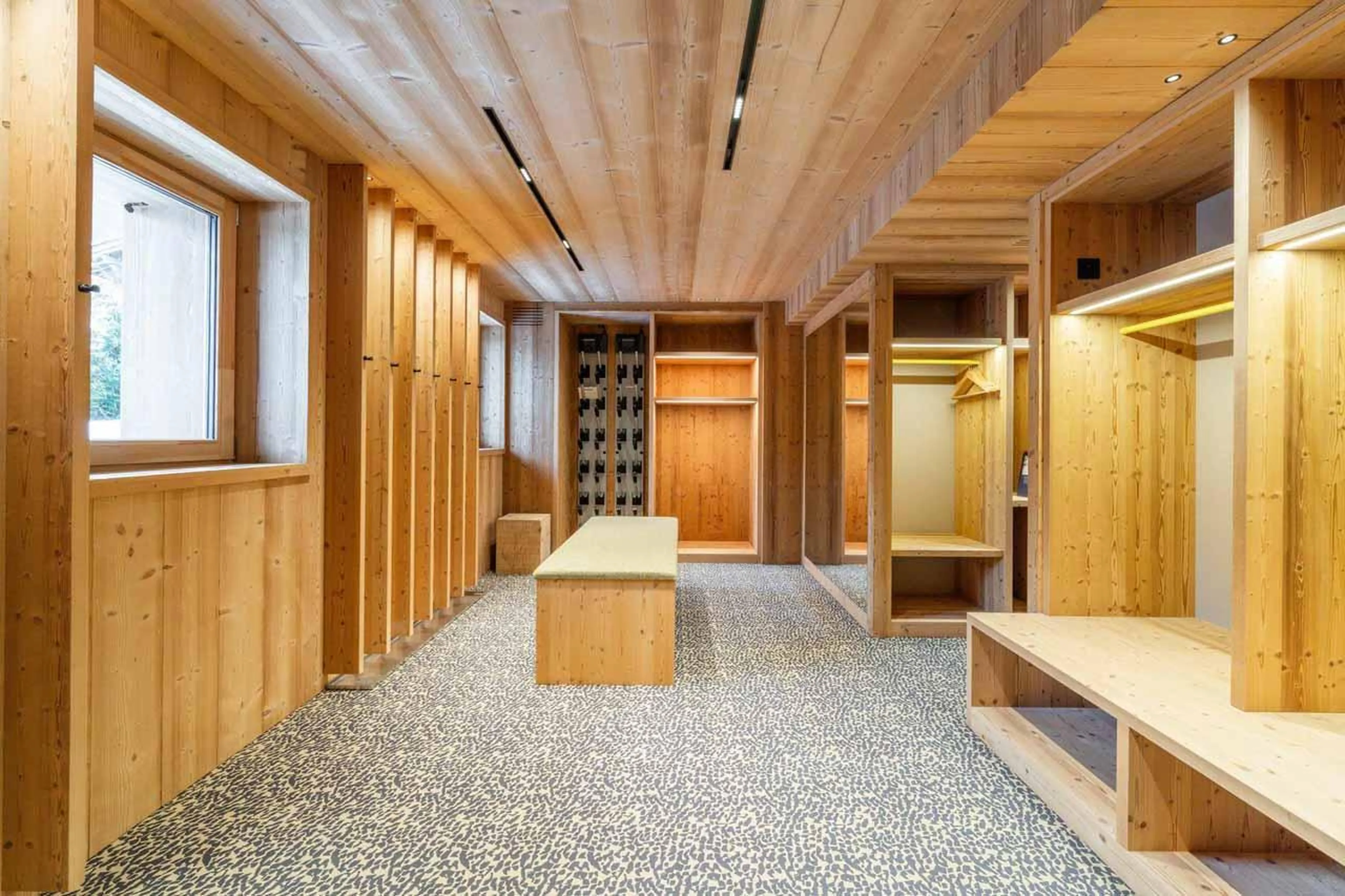 Ski room with benches and storage in Chalet Irbis, Courchevel Le Praz