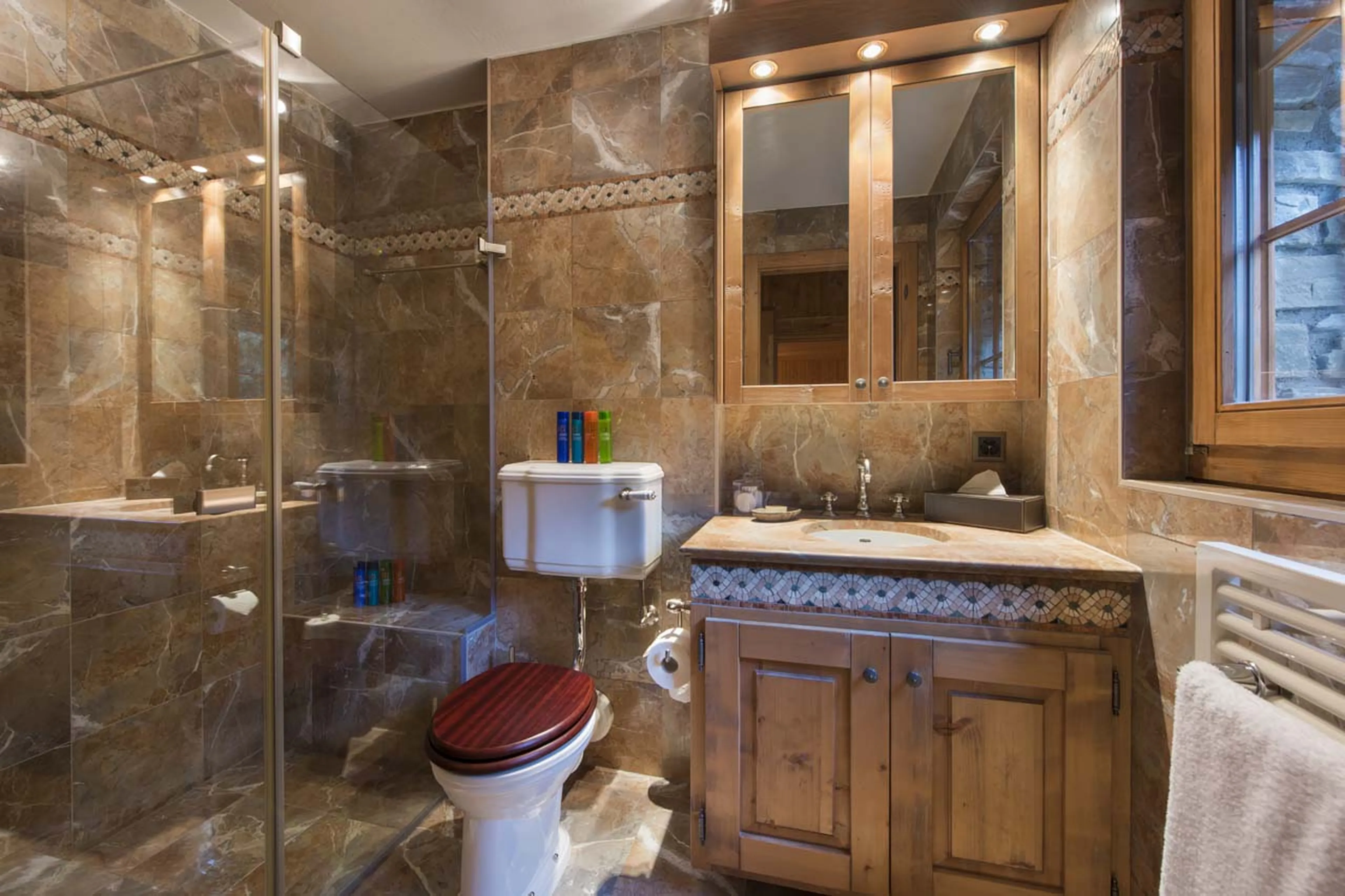 Guest shower room in Chalet Ivouette in Verbier