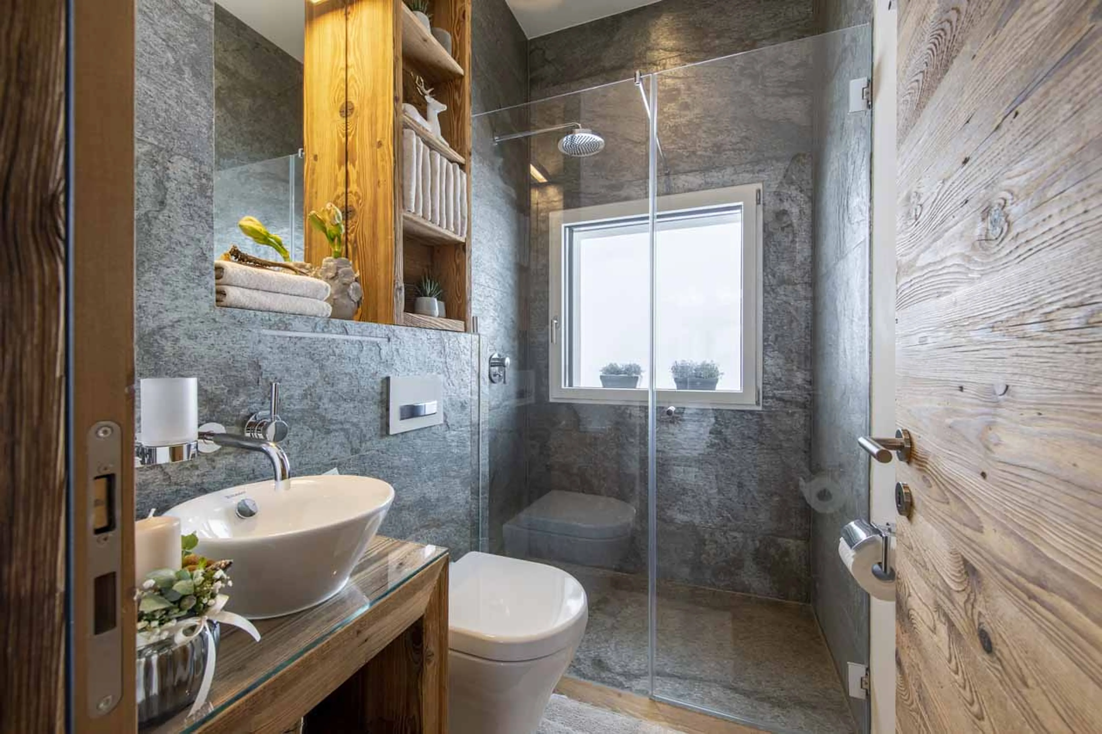 Shared shower room at Chalet Jakobshorn in Davos