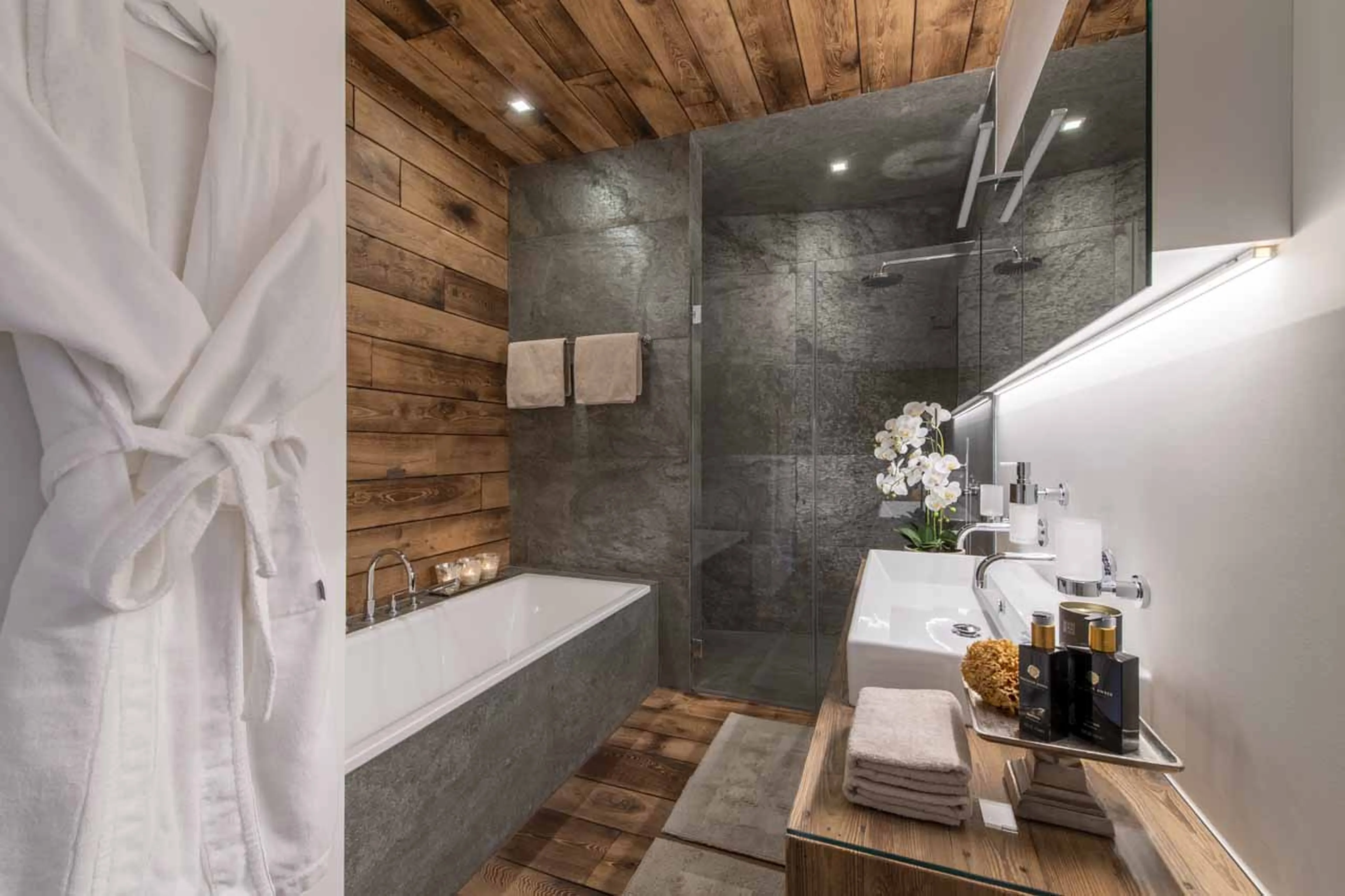 Separate bathroom at Chalet Jakobshorn in Davos