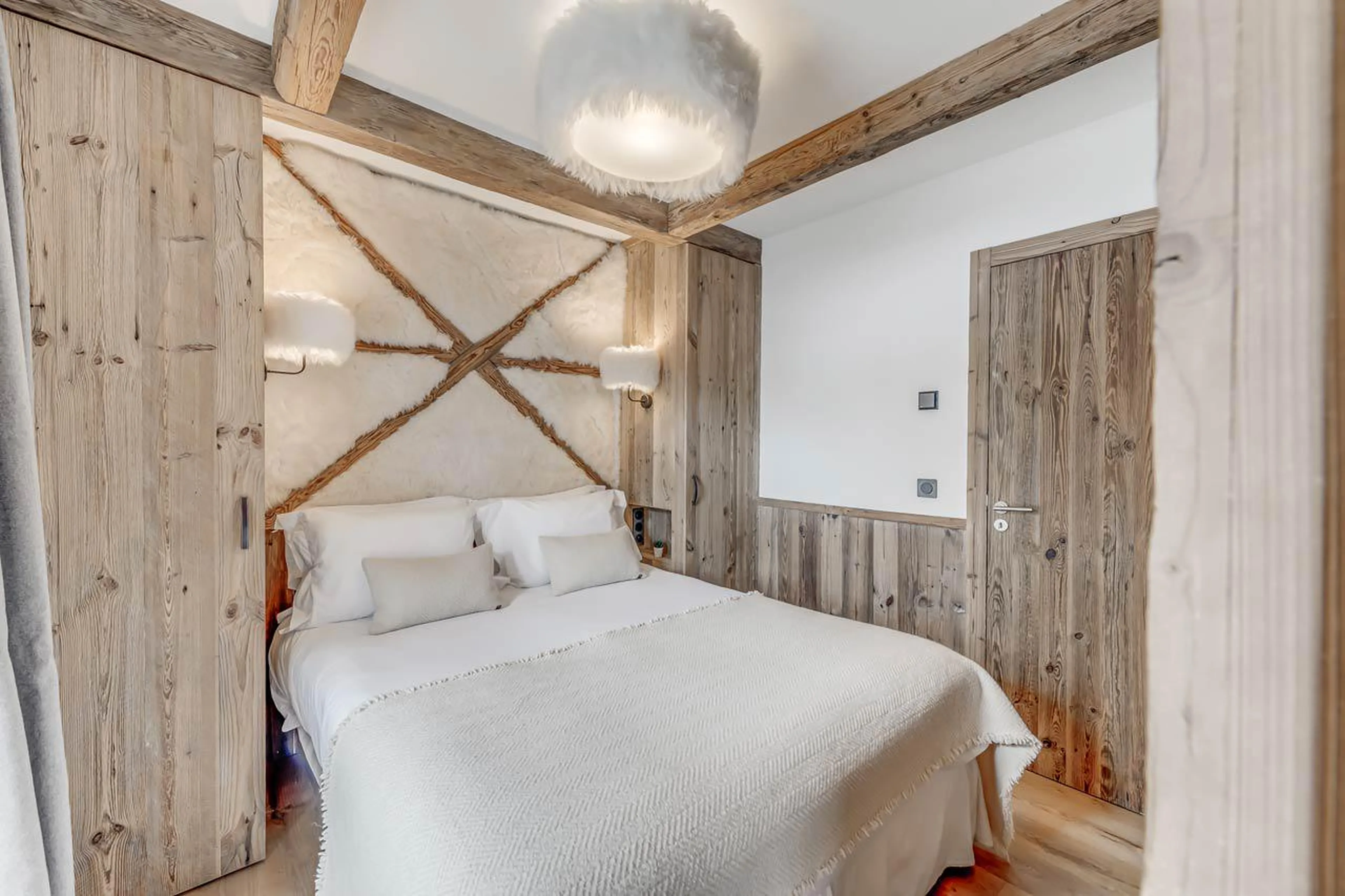 Double bed five Bedroom three at Chalet Juno in Val d'Isere