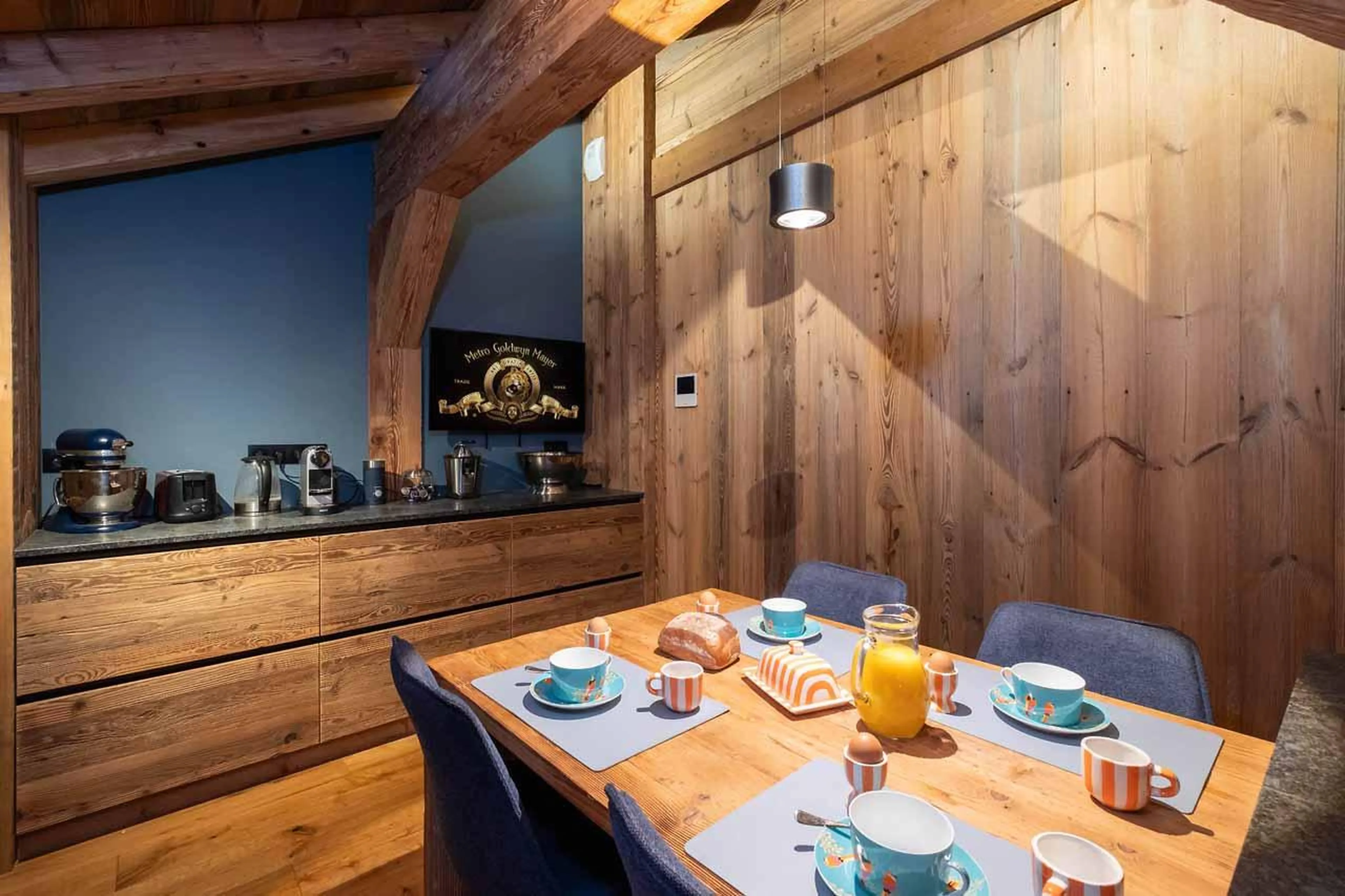 Dining table in Chalet Kalinka, Meribel