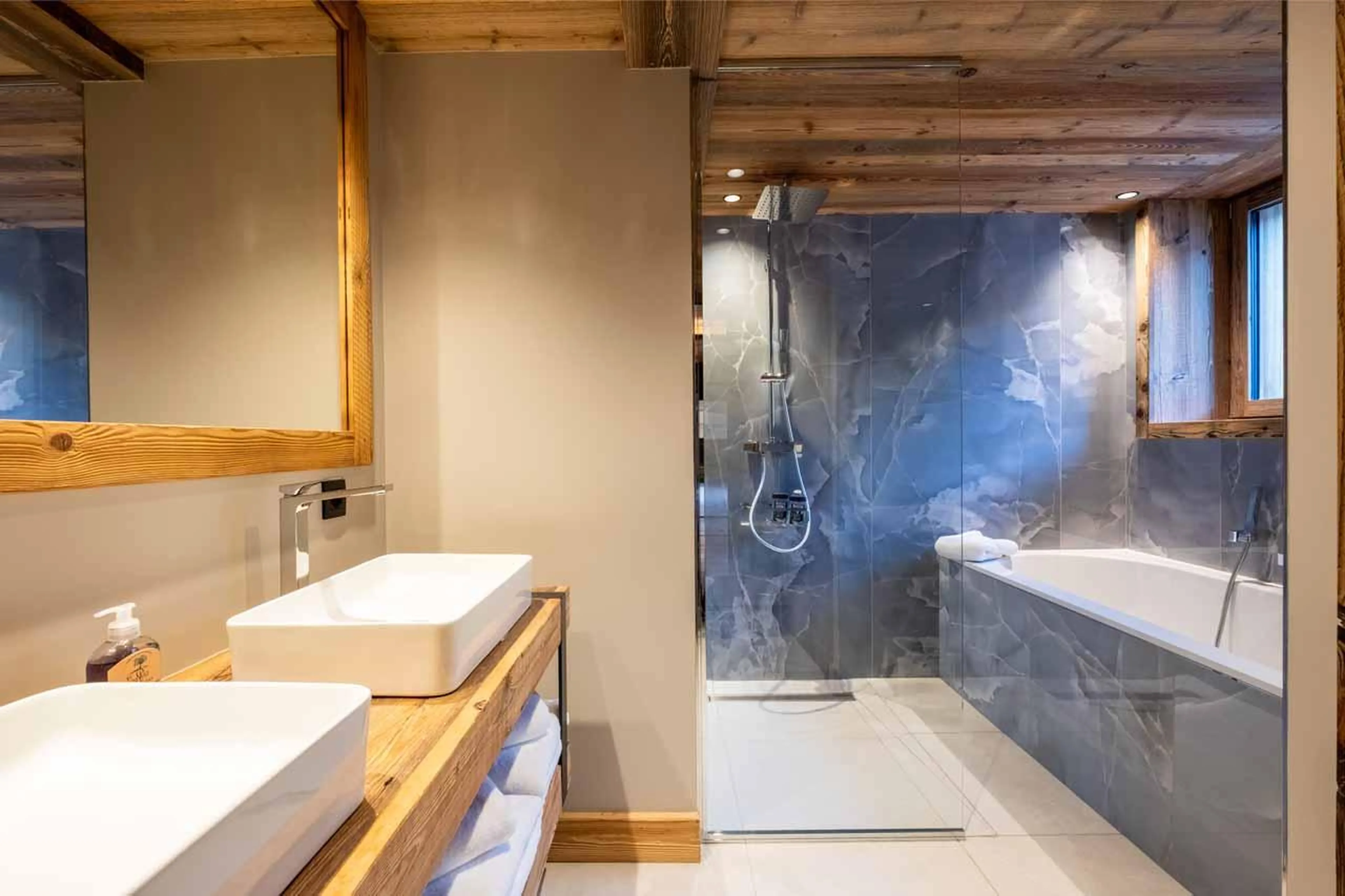 En-suite bathroom with bath and double basin in Chalet Kalinka, Meribel