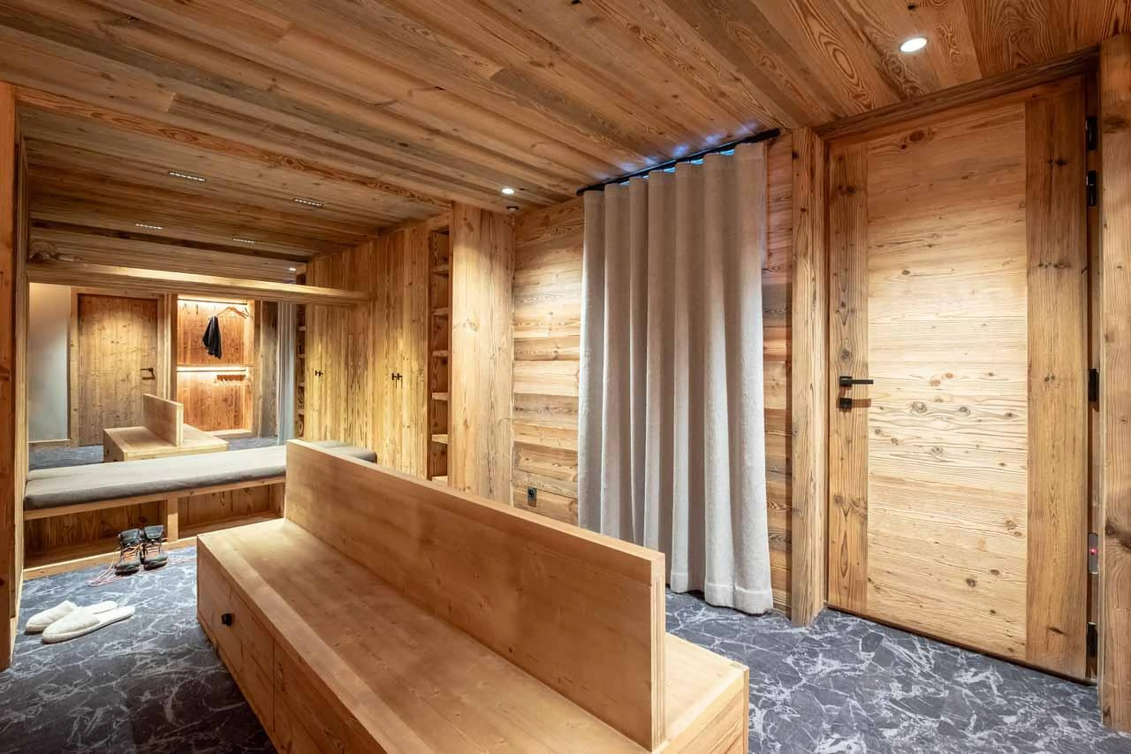 Bench seating and built-in storage in Chalet Kalinka, Meribel