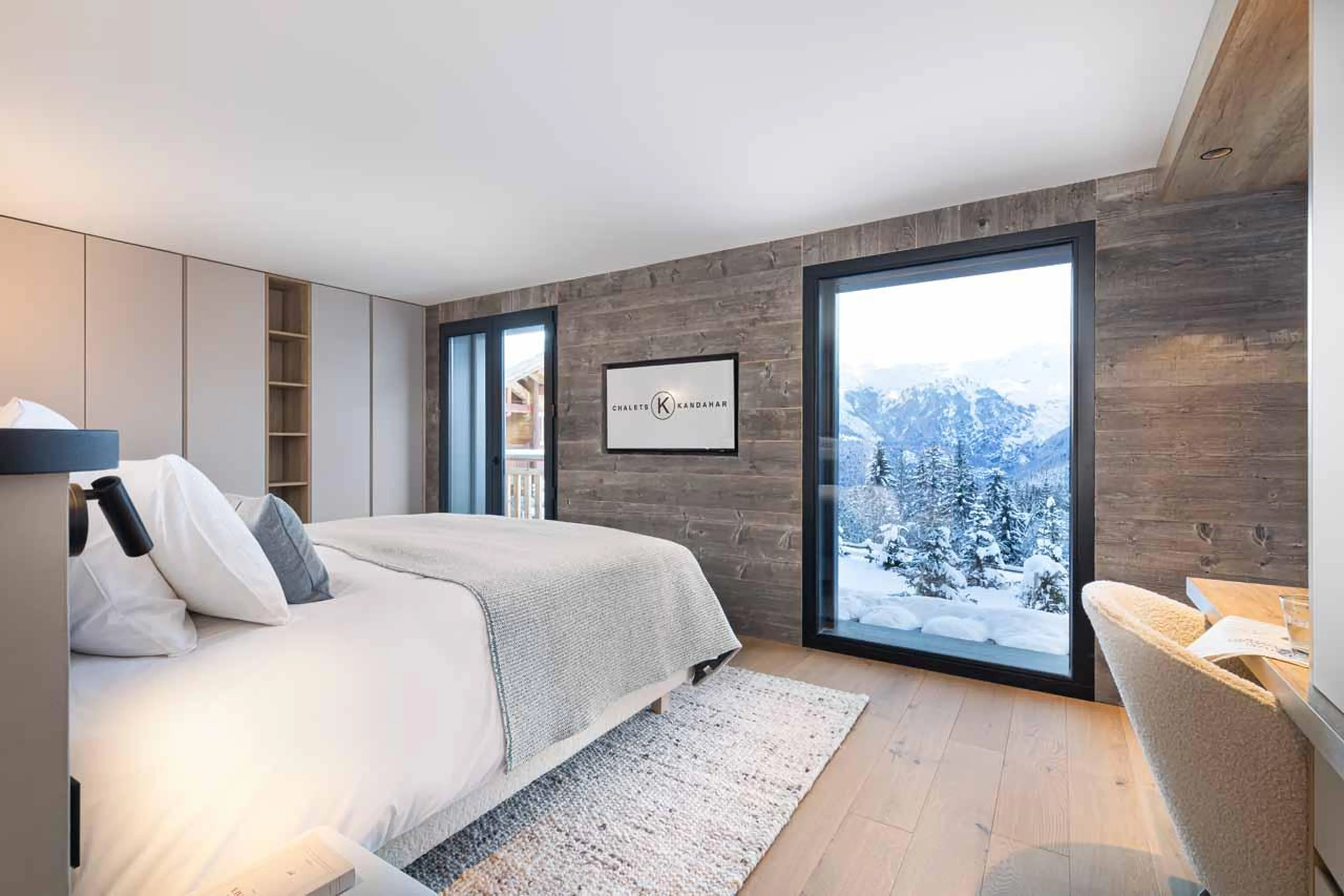 Double/twin bedroom with large dressing room at Chalet Kandahar in Courchevel 1550