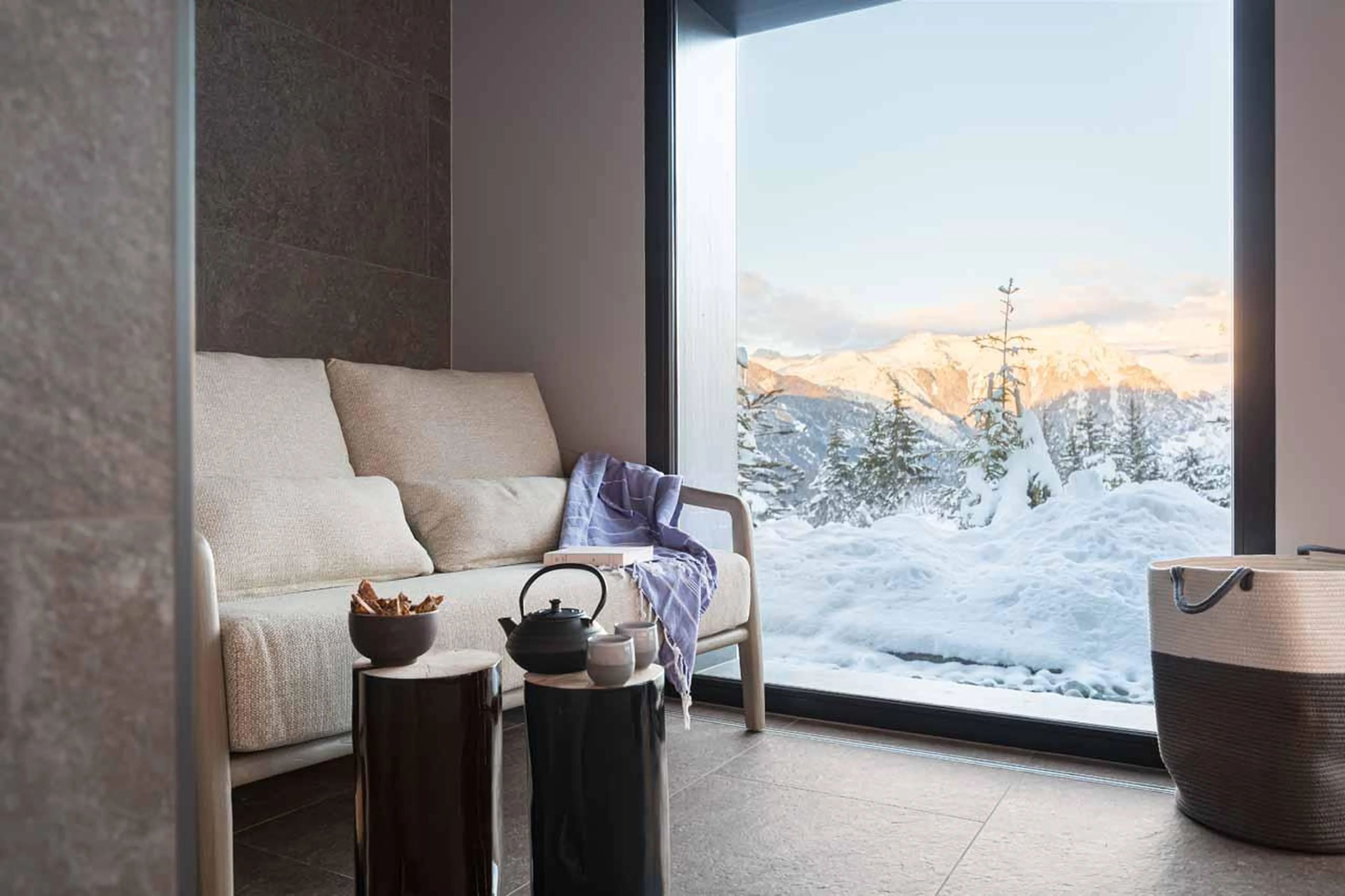 Space to relax next to the swimming pool at Chalet Kandahar in Courchevel 1550