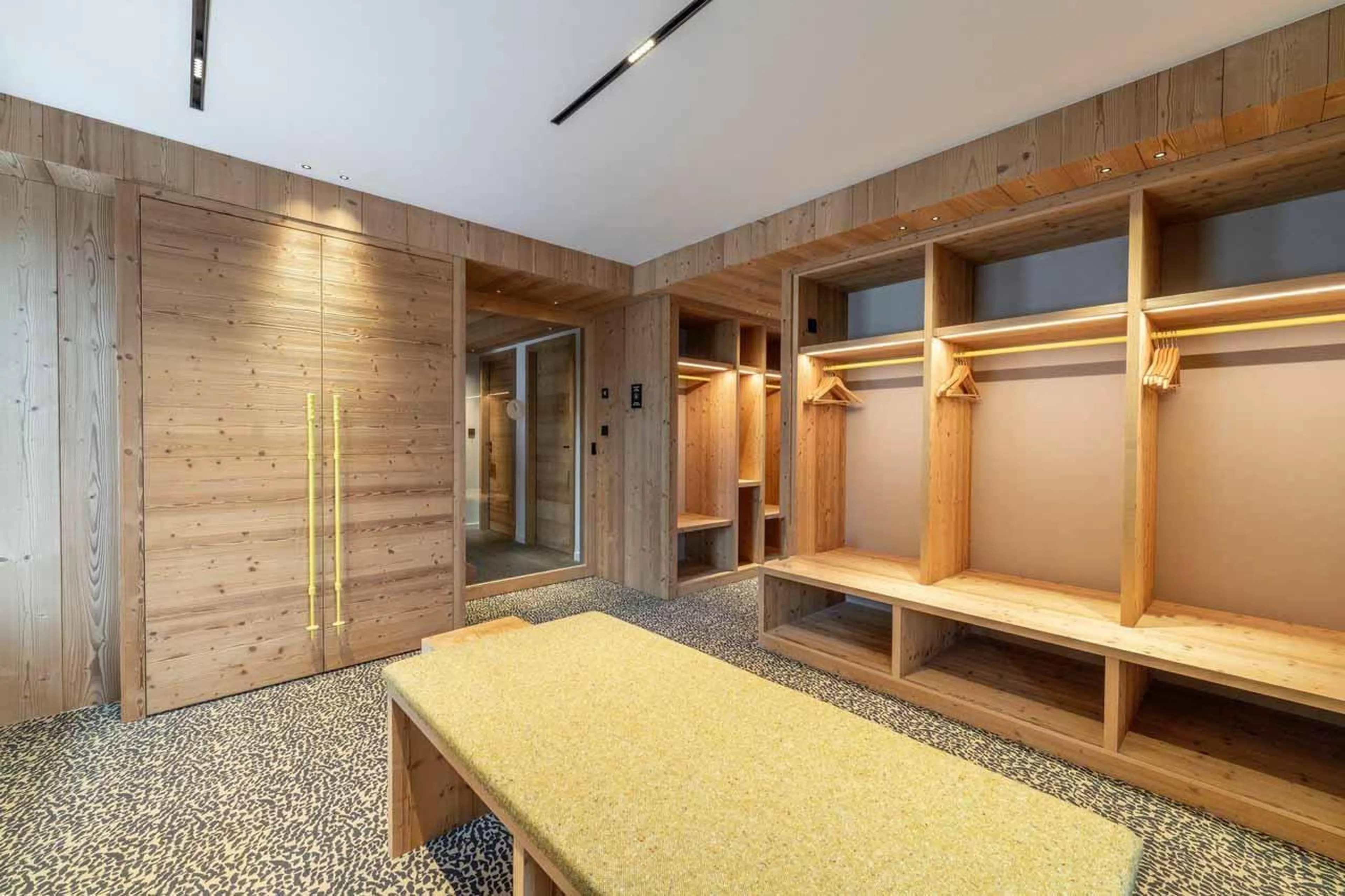 Bench and storage in Chalet Khoton, Courchevel Le Praz