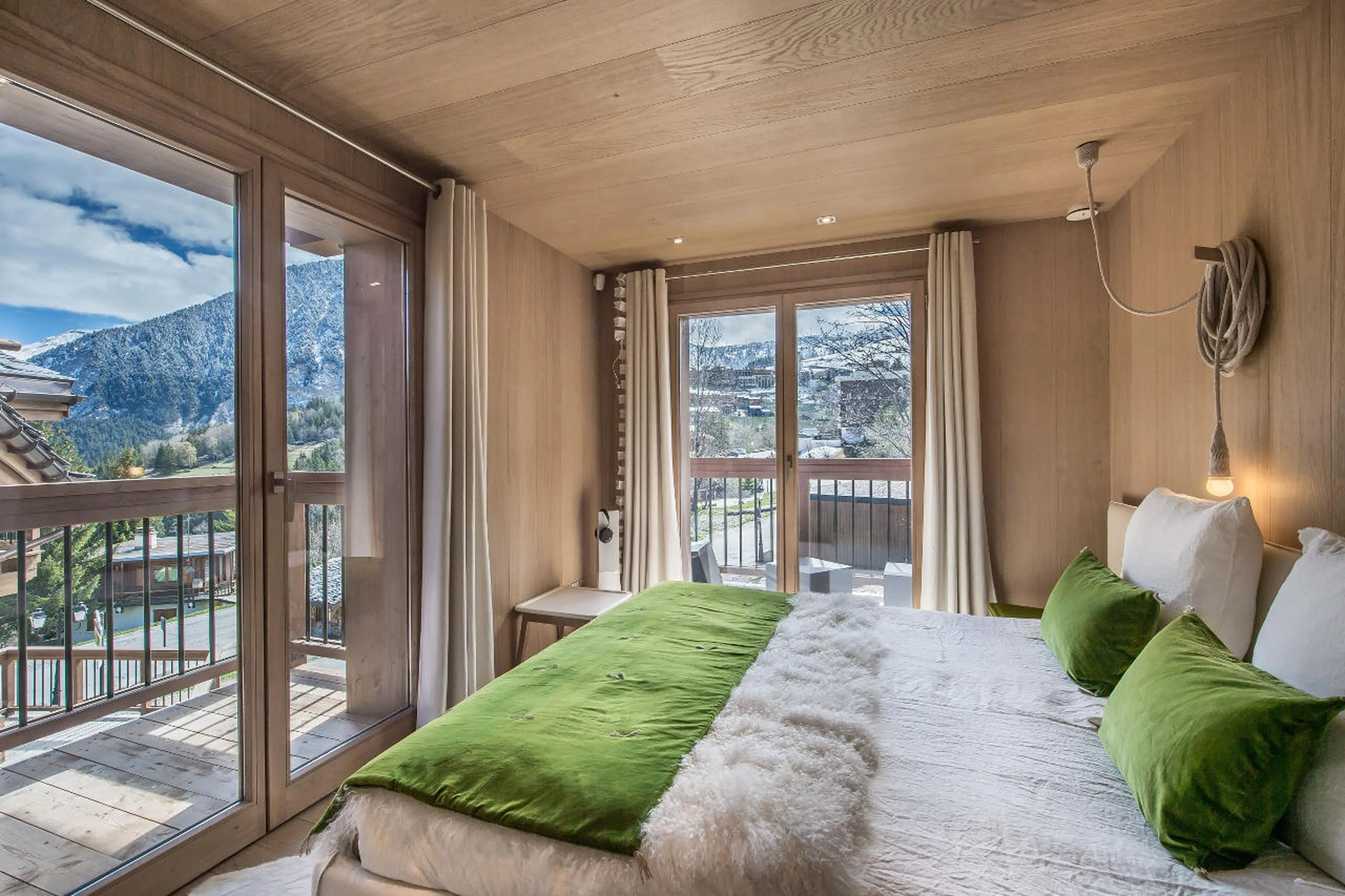 Master bedroom with double bed in Chalet Kibo in Courchevel 1550