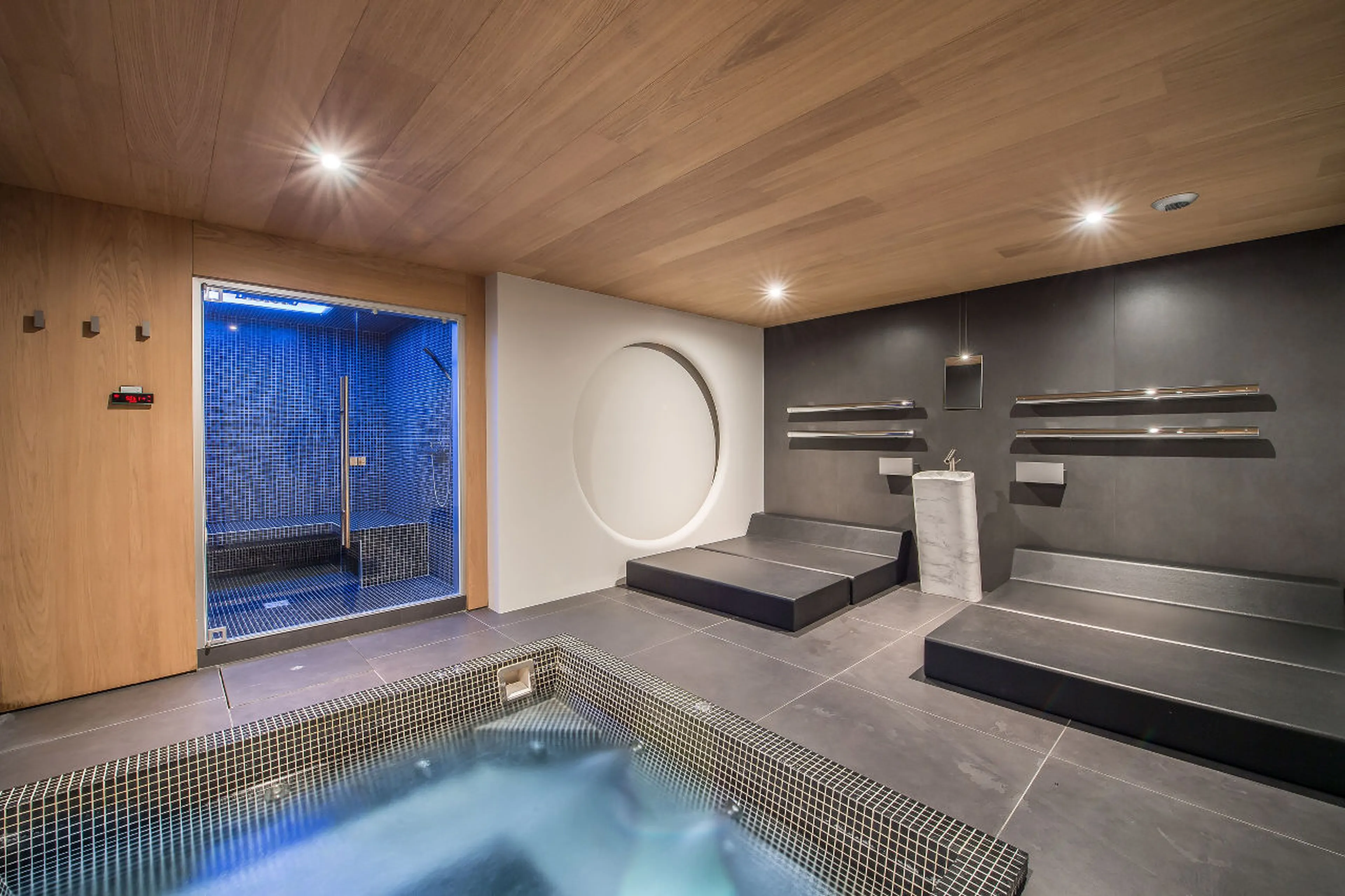 Jacuzzi and hammam in wellness area of Chalet Kibo in Courchevel 1550