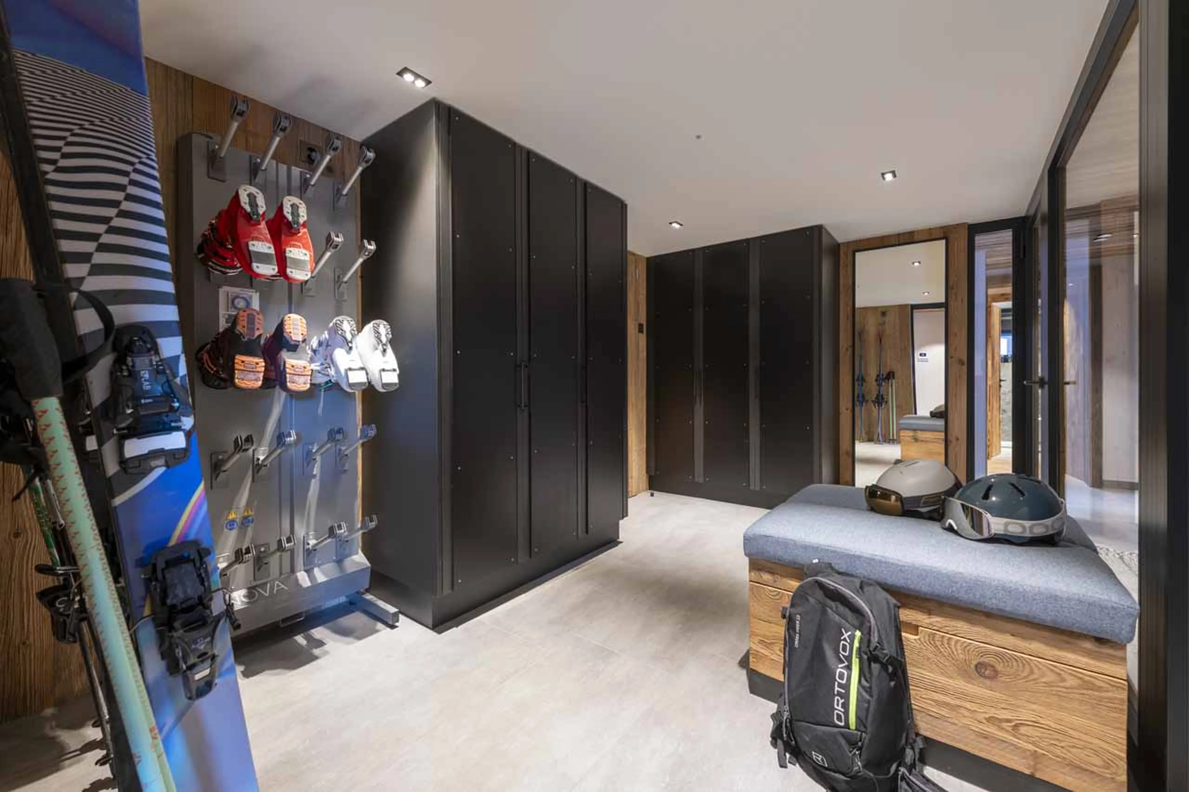 Ski room with mirrors in Chalet Kitsilano, Verbier