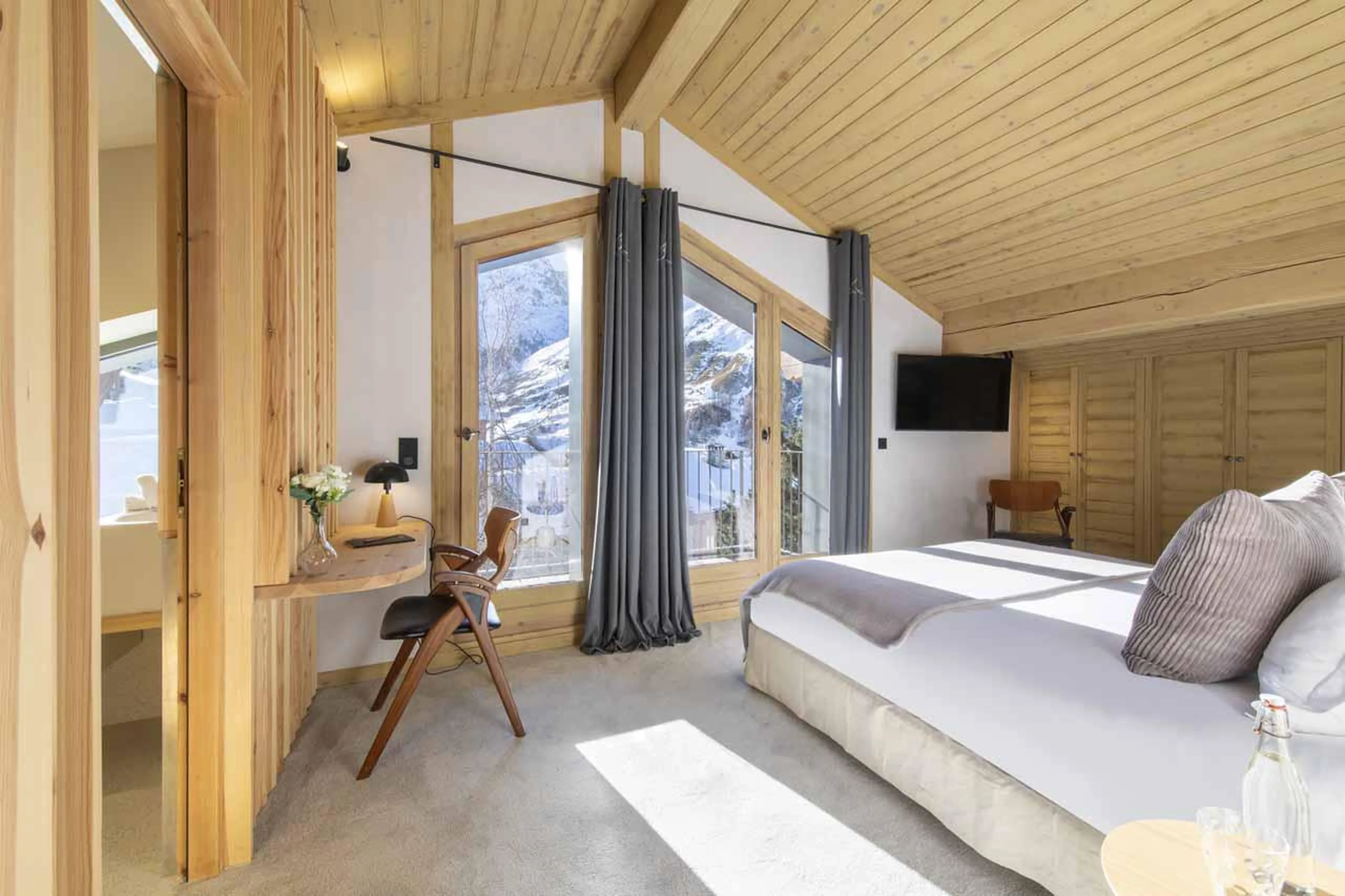 Double bedroom with en-suite shower room and private WC at Chalet Kitsune in Val d'Isere