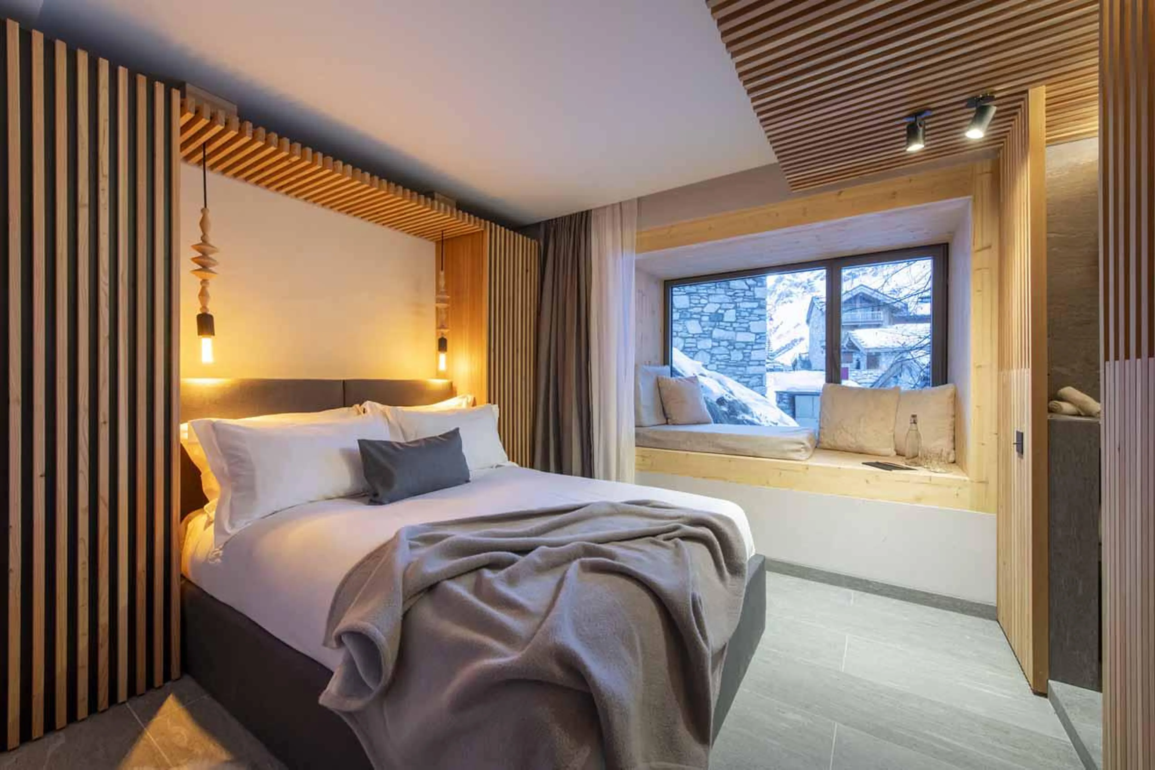 Double/twin bedroom with en-suite shower room at Chalet Kitsune in Val d'Isere