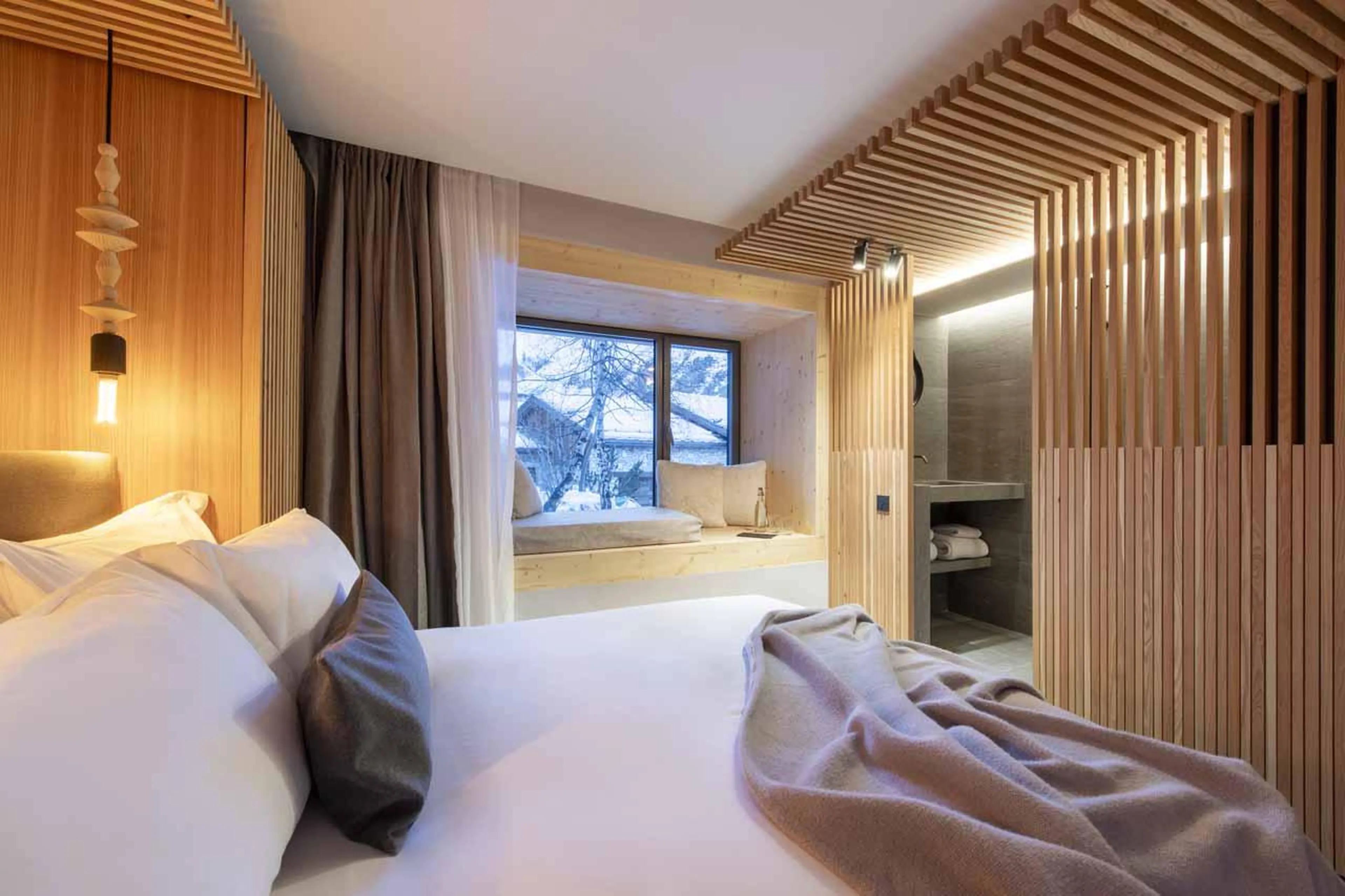 Bedroom with warm ambiance at Chalet Kitsune in Val d'Isere