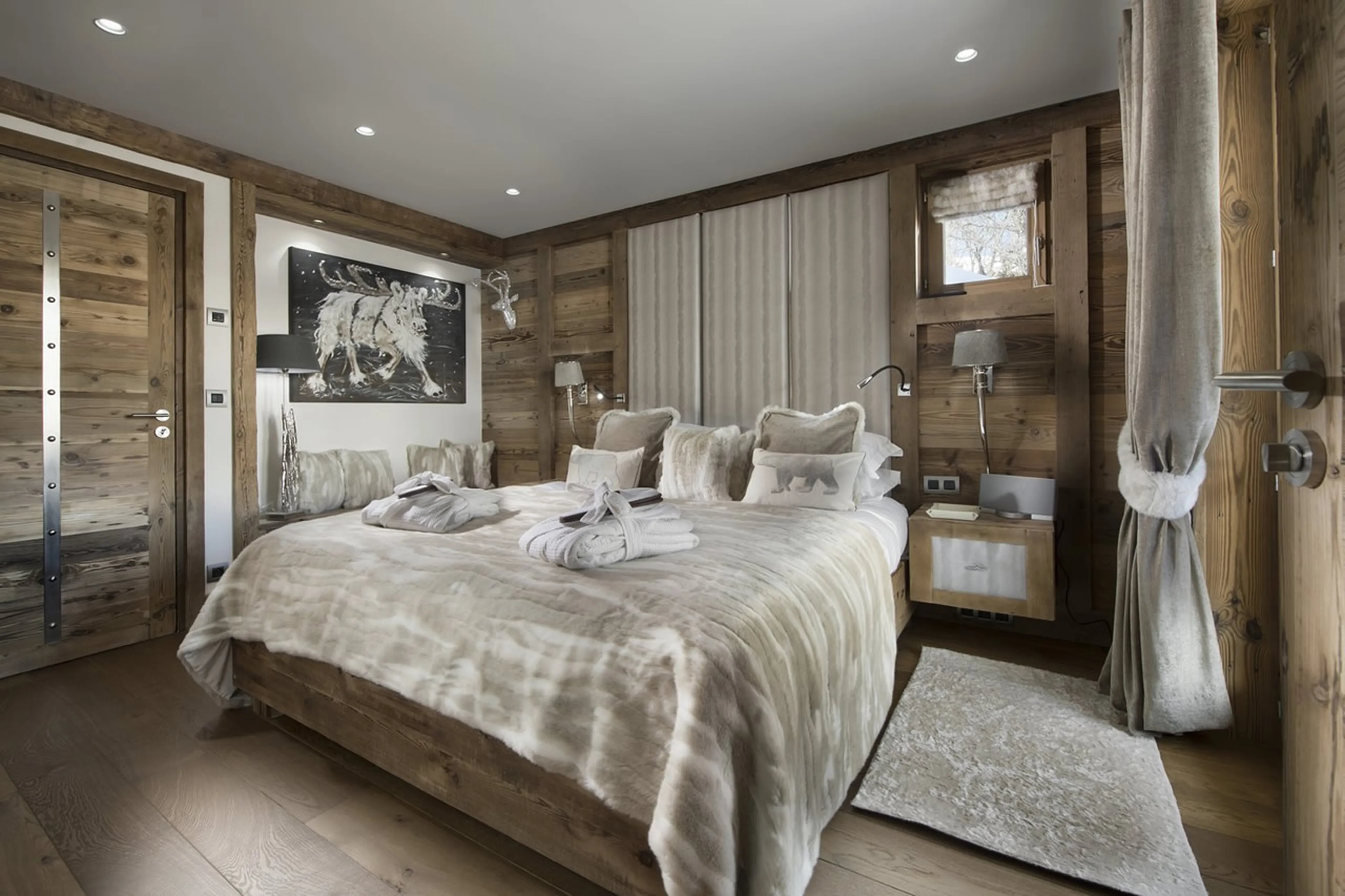 Double bedroom with terrace access and shower room in Chalet L’ Or Blanc in Courchevel 1550