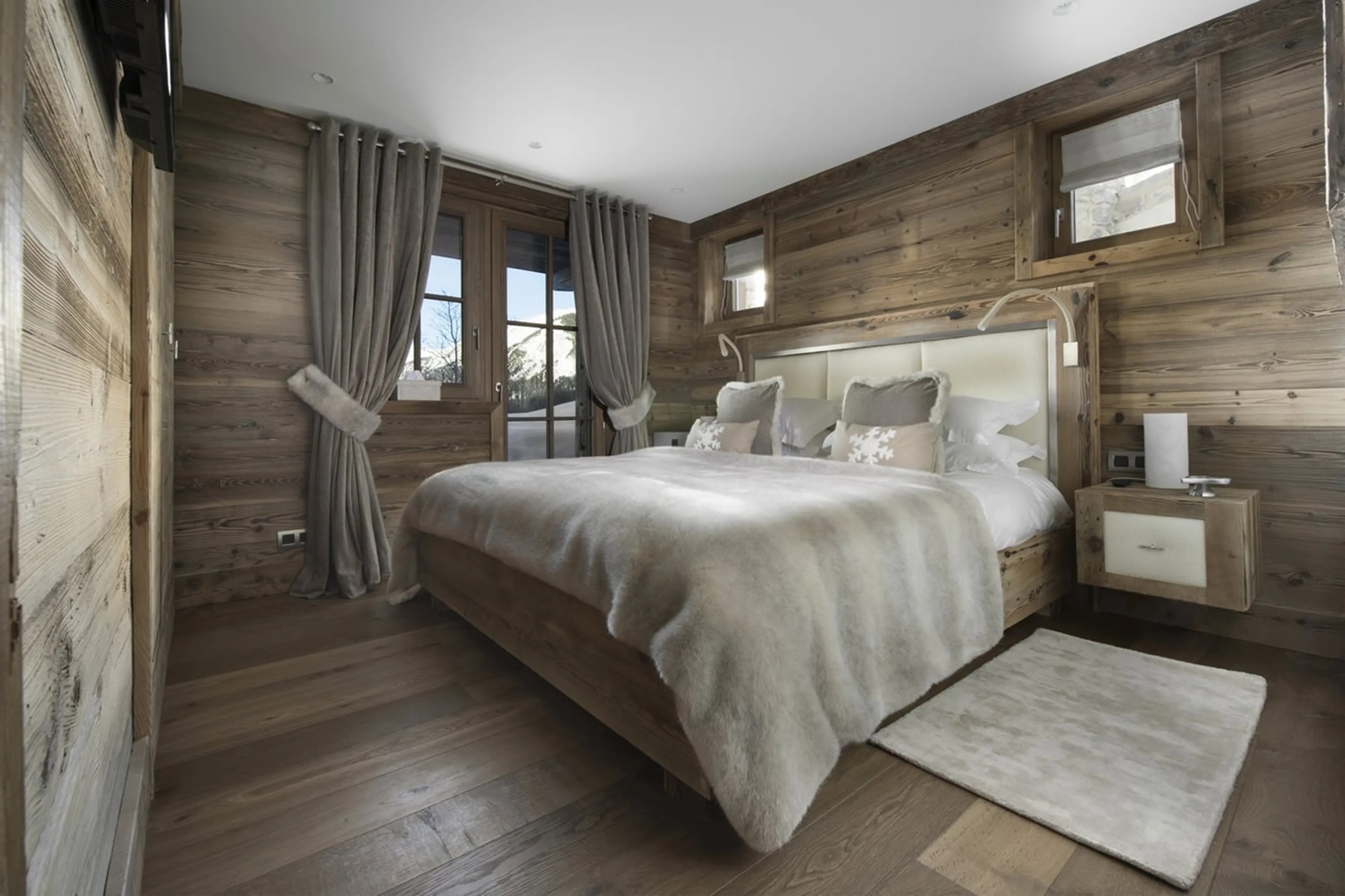Double bedroom with en-suite shower room and access to terrace in Chalet L’ Or Blanc in Courchevel 1